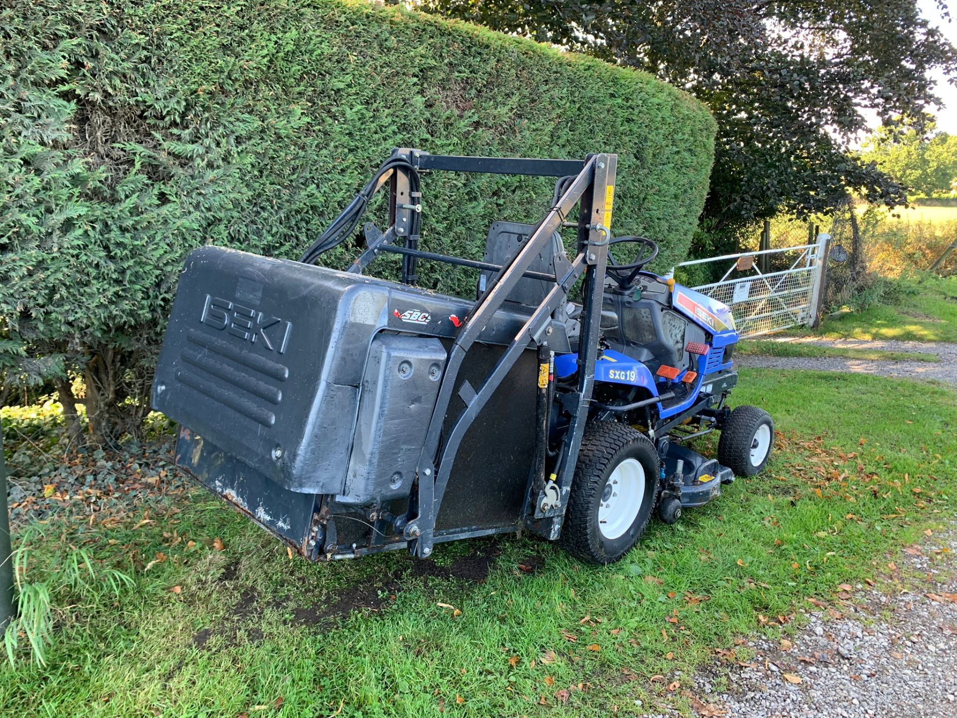 2010 ISEKI SXG19 HIGH TIP RIDE ON MOWER, RUNS DRIVES CUTS AND COLLECTS, A LOW 994 HOURS *PLUS VAT* - Image 5 of 15