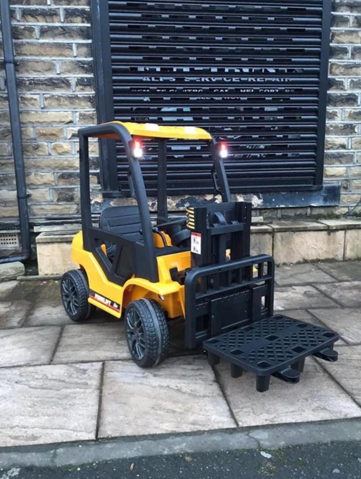 NEW! KIDS REMOTE CONTROL/MANUAL CONTROL FORKLIFT STARTS AND DRIVES ! *PLUS VAT*