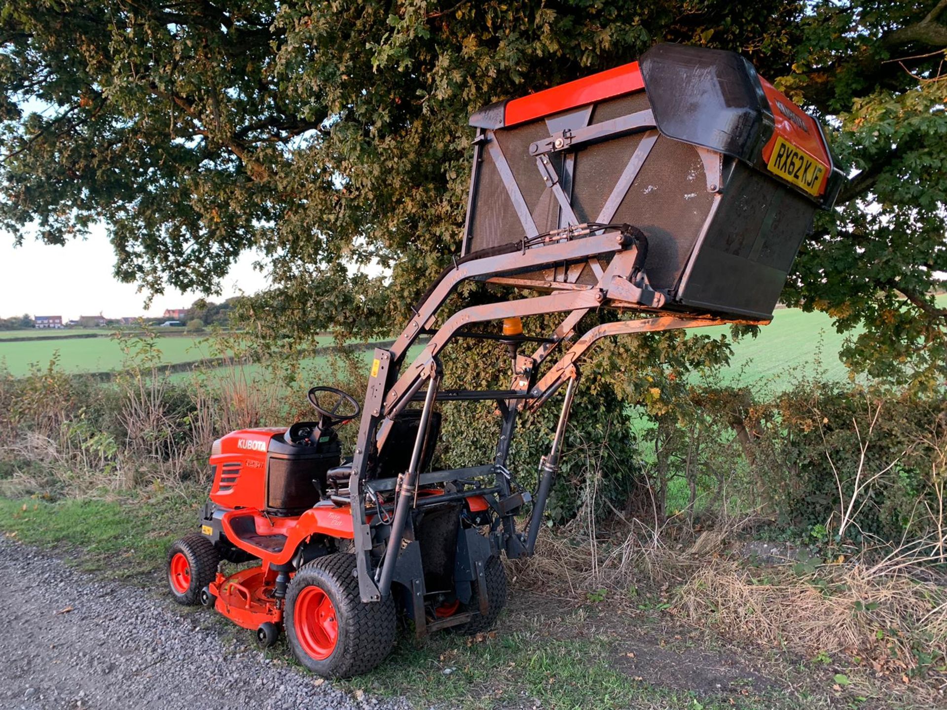 2013/62 KUBOTA G23-II HIGH TIP RIDE ON MOWER, RUNS DRIVES AND CUTS WELL, HYDROSTATIC *PLUS VAT* - Image 5 of 13