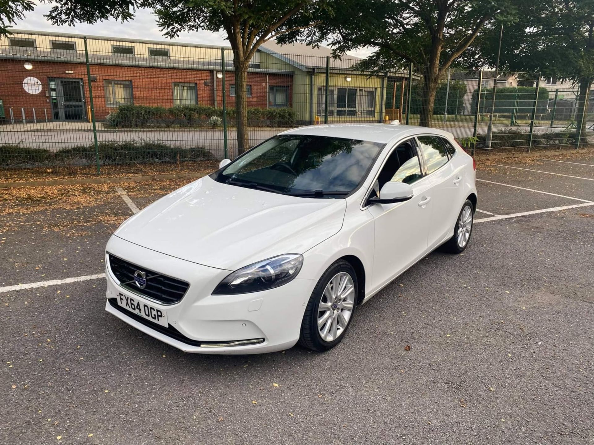 2014/64 VOLVO V40 SE LUX D2 WHITE HATCHBACK, 1.5 DIESEL ENGINE, 1 PREVIOUS KEEPERS *NO VAT* - Image 2 of 15