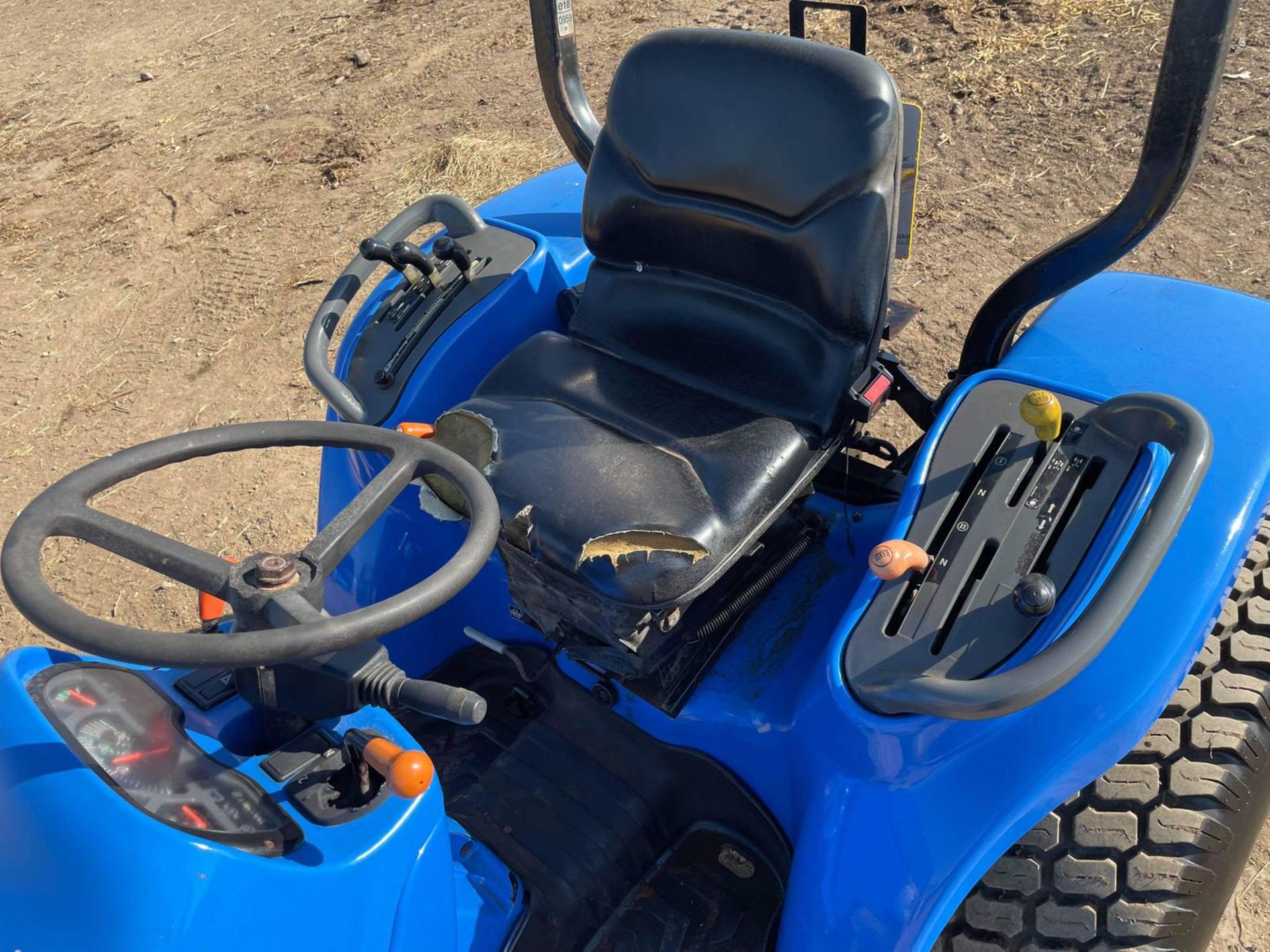 2005 NEW HOLLAND TC27DA 27hp 4WD COMPACT TRACTOR, RUNS DRIVES AND WORKS WELL, ROAD REGISTERED - Image 8 of 13