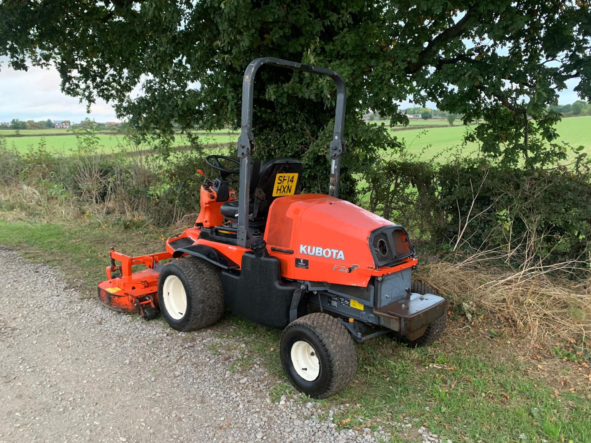 KUBOTA F2880 DIESEL RIDE ON MOWER, RUNS DRIVES AND CUTS, SHOWING A LOW 2640 HOURS *PLUS VAT* - Image 5 of 10