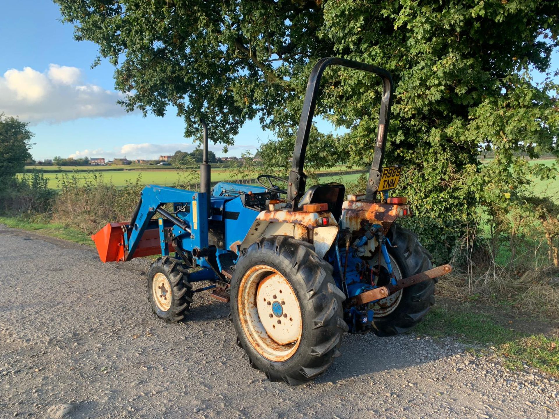 FORD 1720 28hp 4WD COMPACT TRACTOR WITH LEWIS 35Q FRONT LOADER AND BUCKET, RUNS DRIVES LIFTS WELL - Image 6 of 12