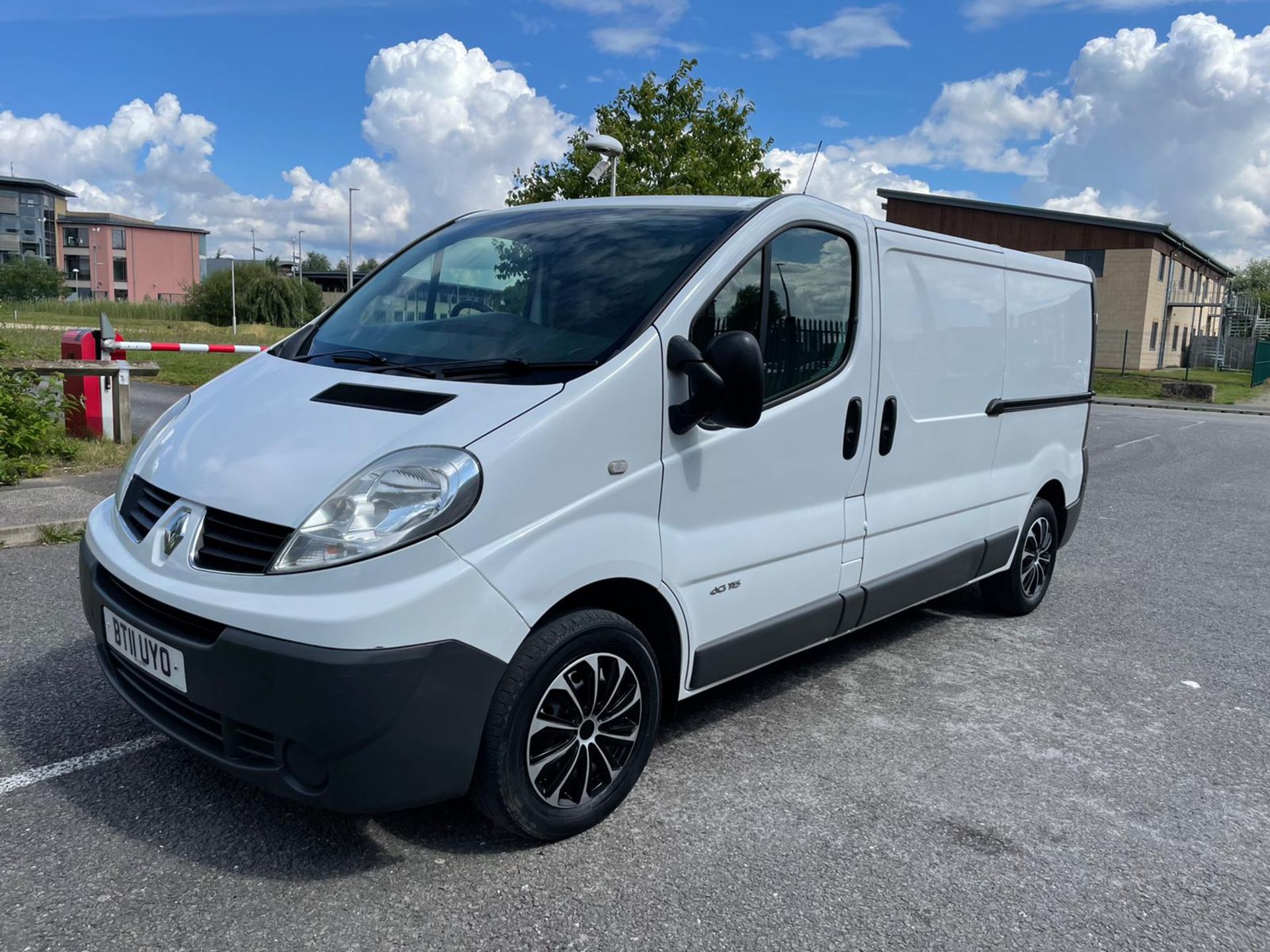 2011 RENAULT TRAFIC LL29 DCI 115 WHITE PANEL VAN, 2.0 DIESEL ENGINE, 85,946 MILES WITH FSH *NO VAT* - Image 2 of 12