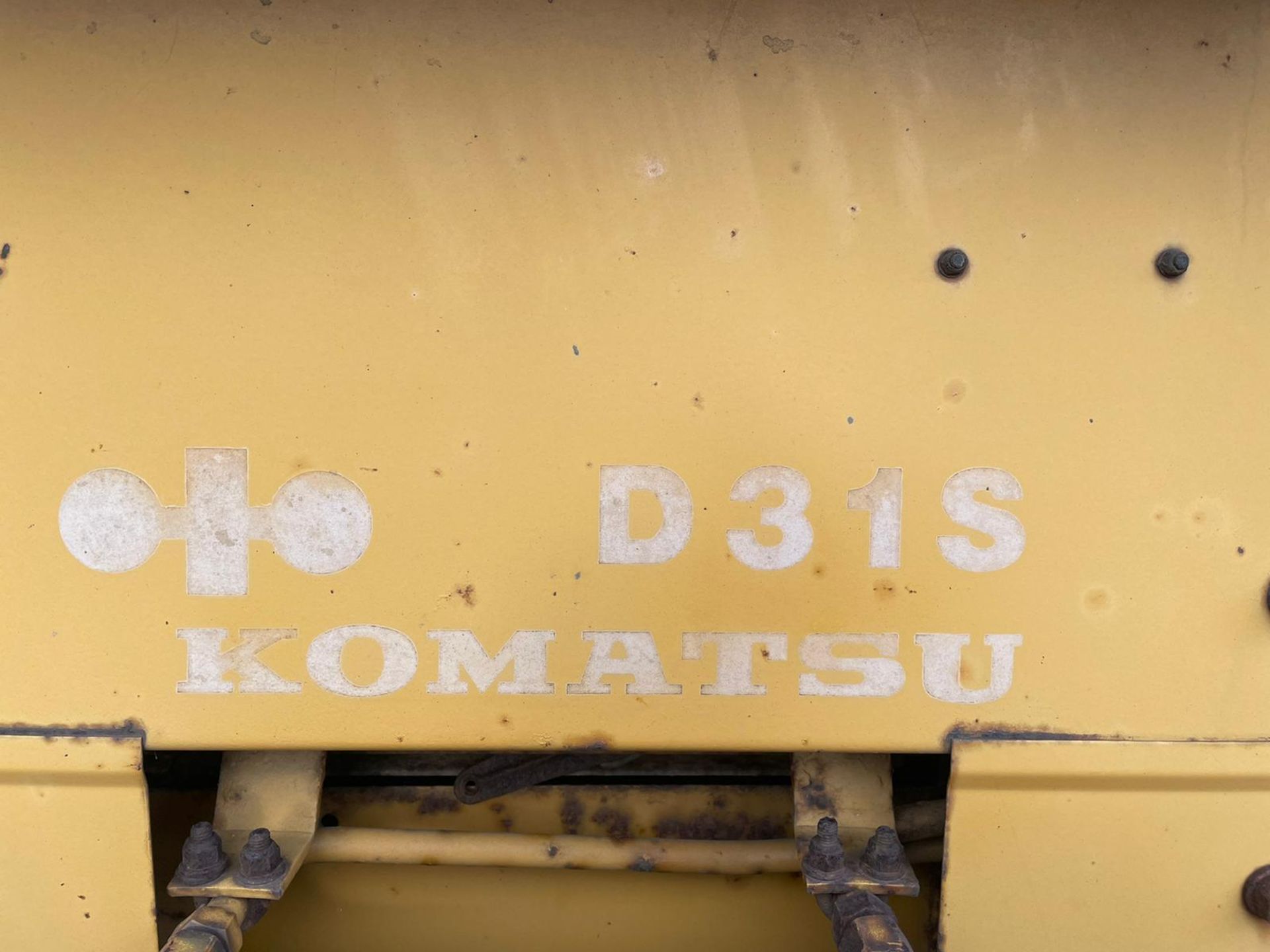 KOMATSU D31S DOZER, RUNS AND WORKS, 4 IN 1 BUCKET *PLUS VAT* - Image 5 of 7