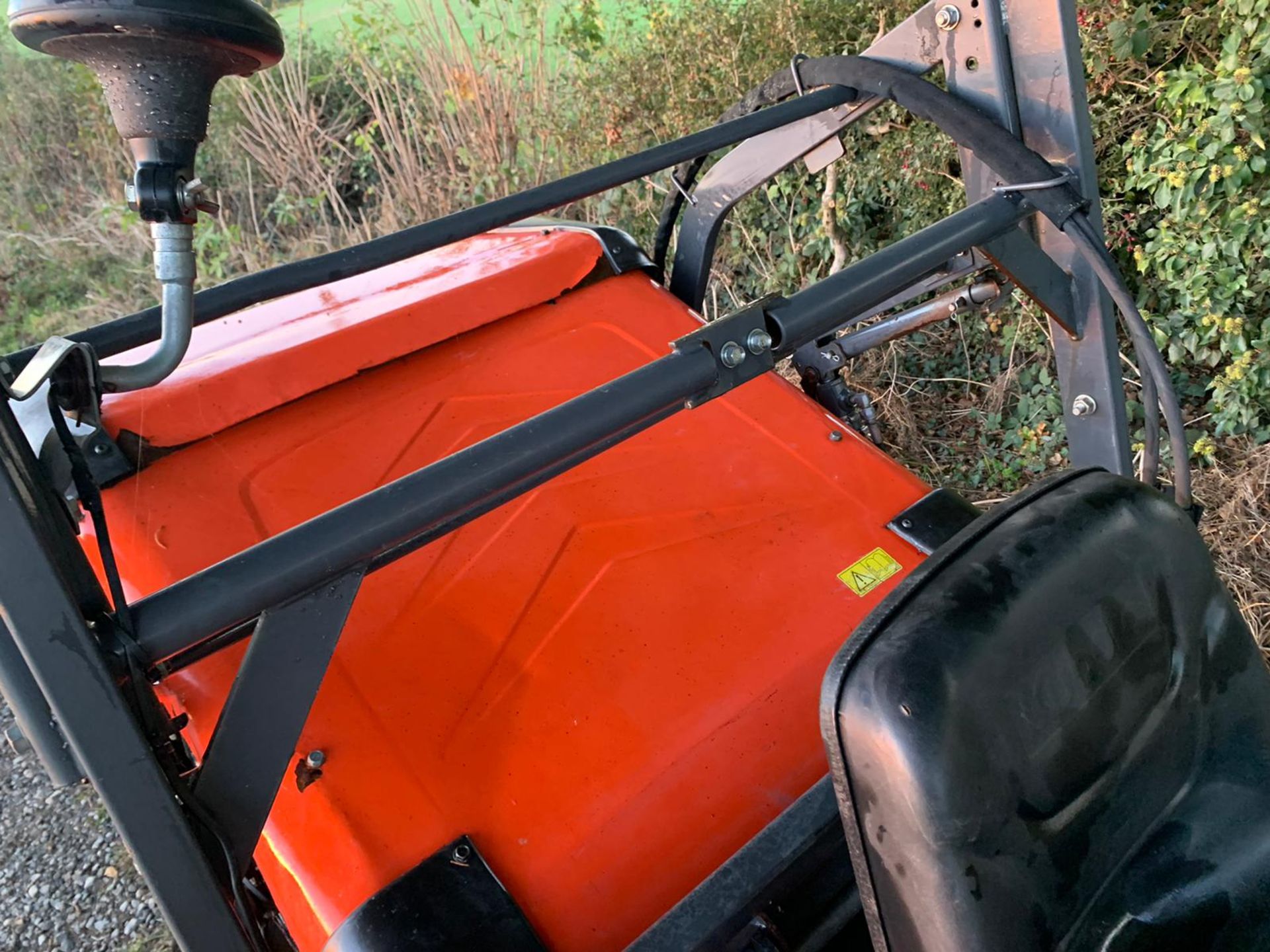 2013/62 KUBOTA G23-II HIGH TIP RIDE ON MOWER, RUNS DRIVES AND CUTS WELL, HYDROSTATIC *PLUS VAT* - Image 7 of 13