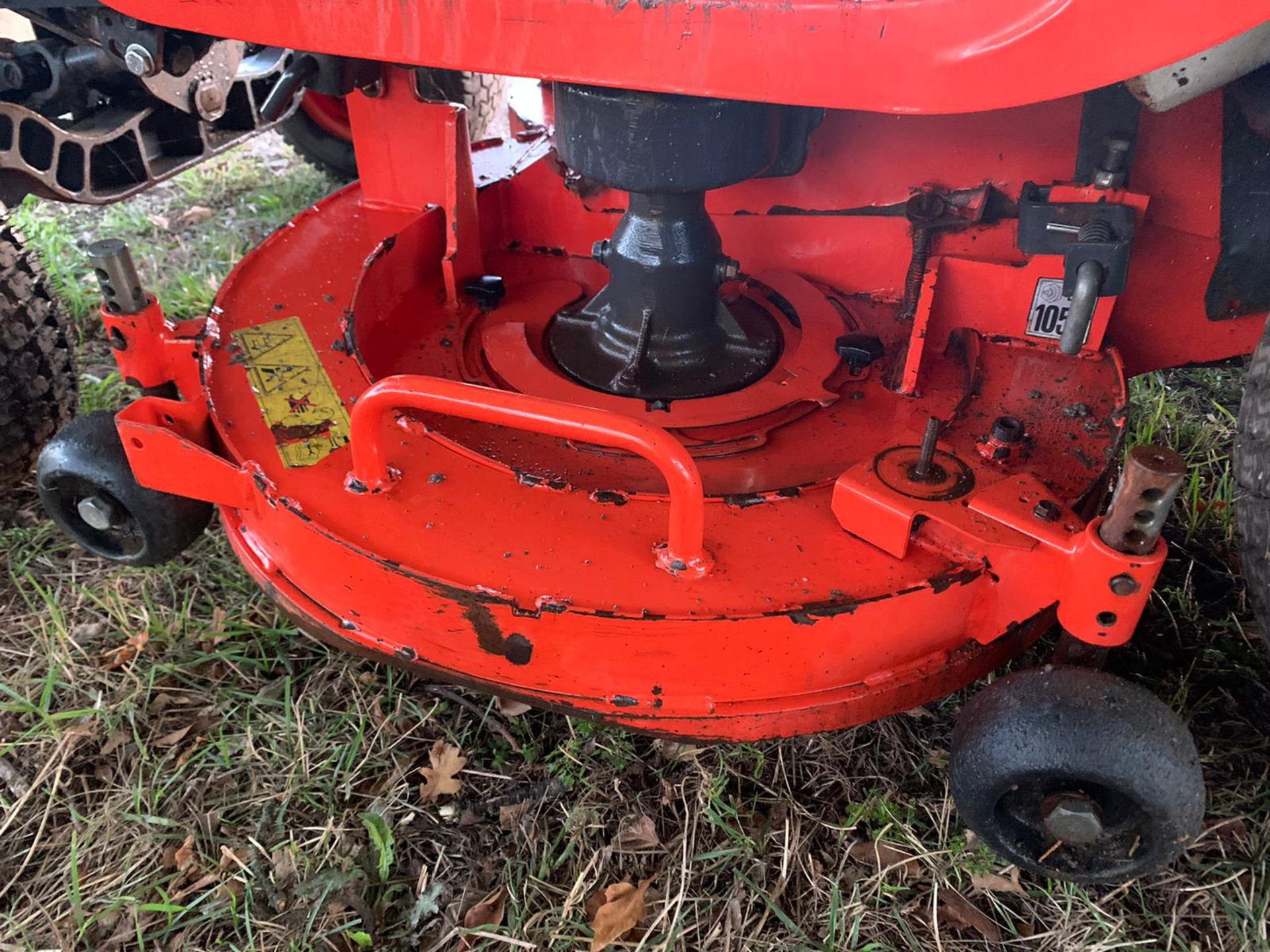 2013/62 KUBOTA G23-II HIGH TIP RIDE ON MOWER, RUNS DRIVES AND CUTS WELL, HYDROSTATIC *PLUS VAT* - Image 9 of 13