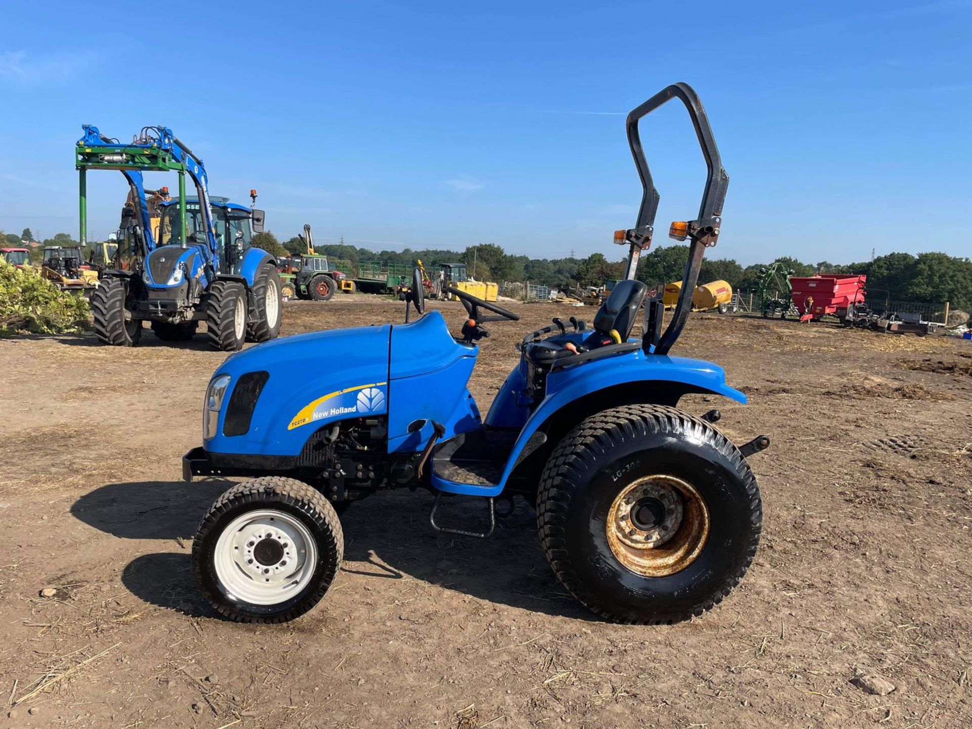 2005 NEW HOLLAND TC27DA 27hp 4WD COMPACT TRACTOR, RUNS DRIVES AND WORKS WELL, ROAD REGISTERED - Image 4 of 13