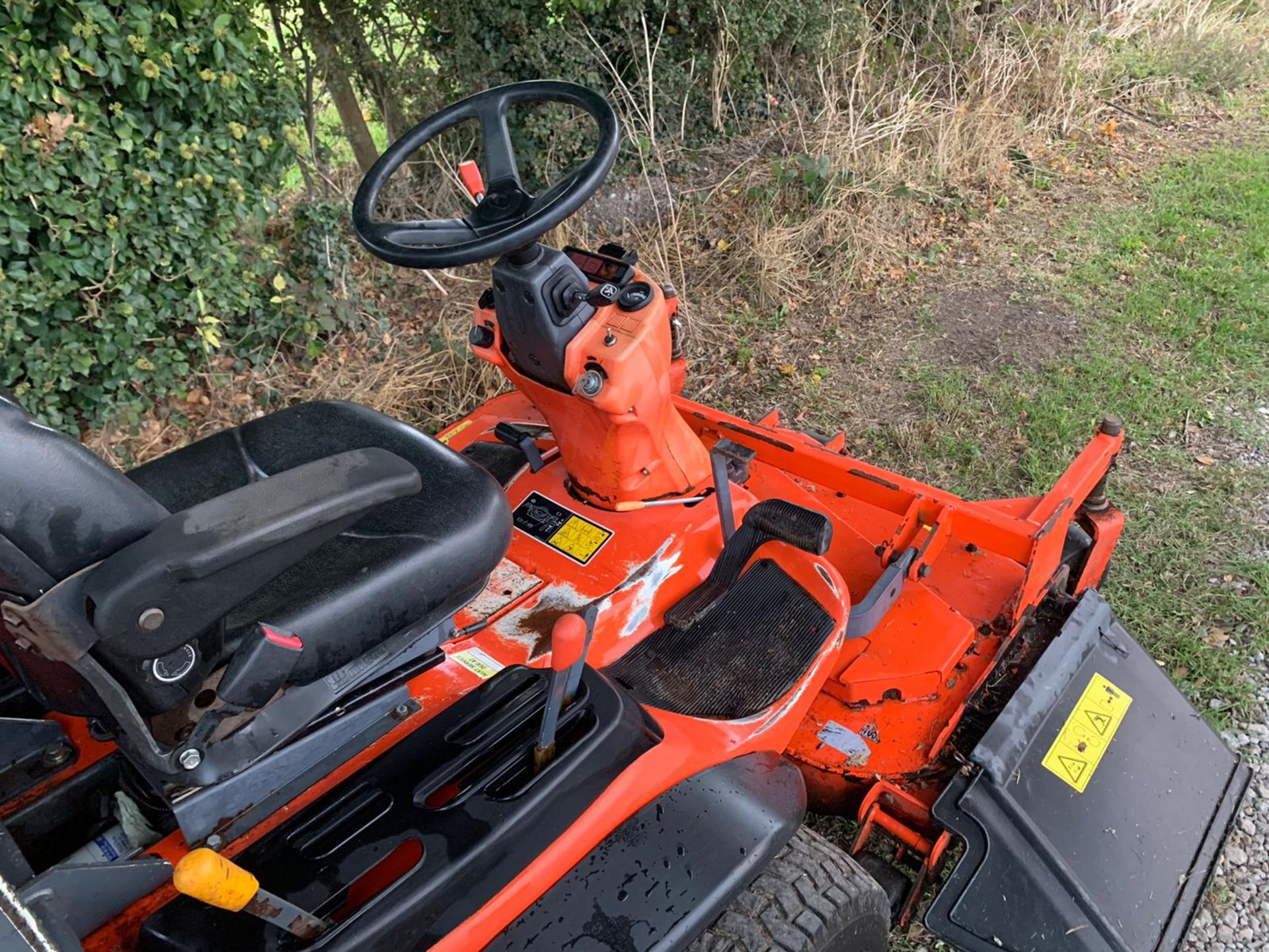 KUBOTA F2880 DIESEL RIDE ON MOWER, RUNS DRIVES AND CUTS, SHOWING A LOW 2640 HOURS *PLUS VAT* - Image 10 of 10