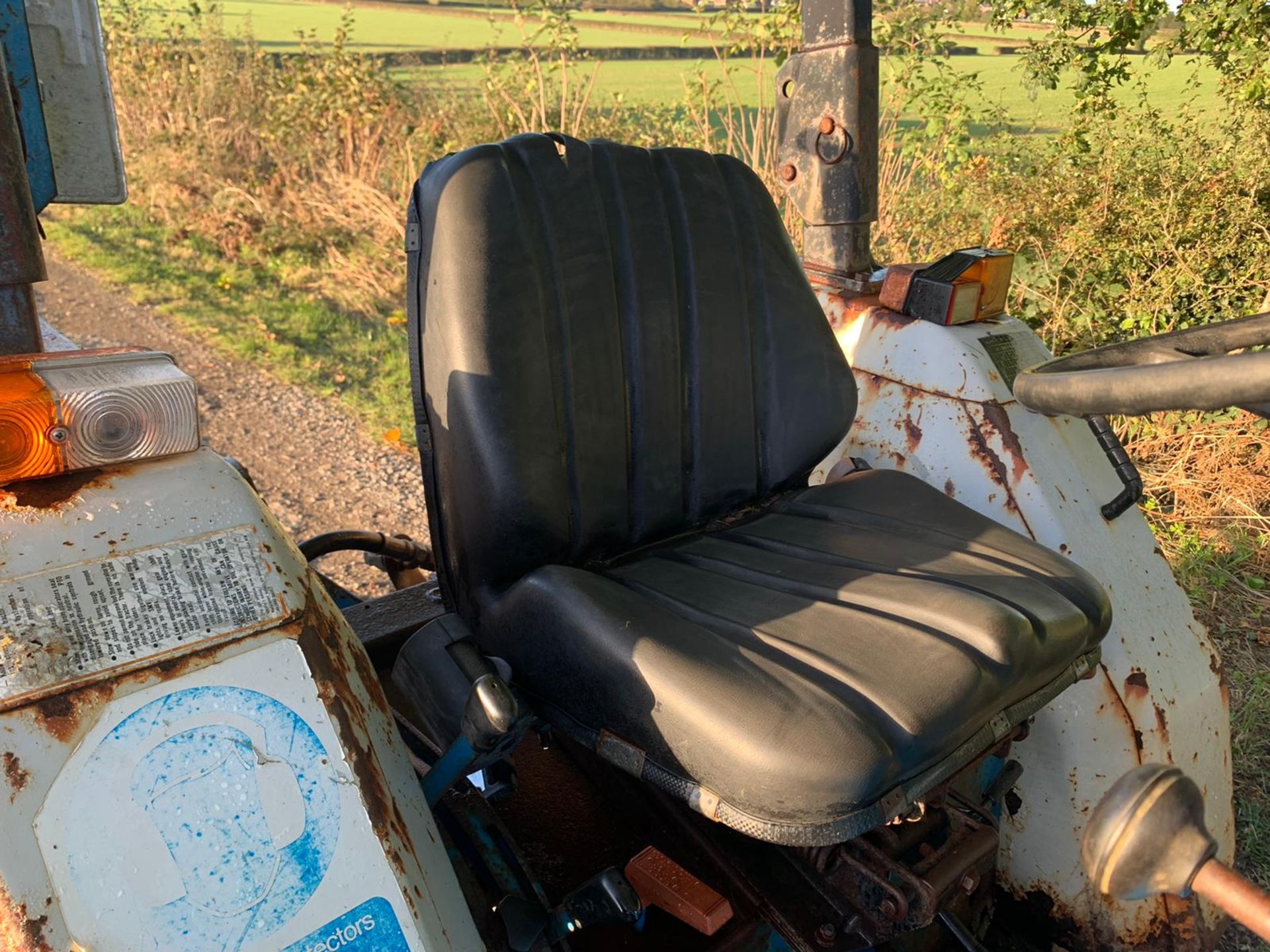 FORD 1720 28hp 4WD COMPACT TRACTOR WITH LEWIS 35Q FRONT LOADER AND BUCKET, RUNS DRIVES LIFTS WELL - Image 12 of 12