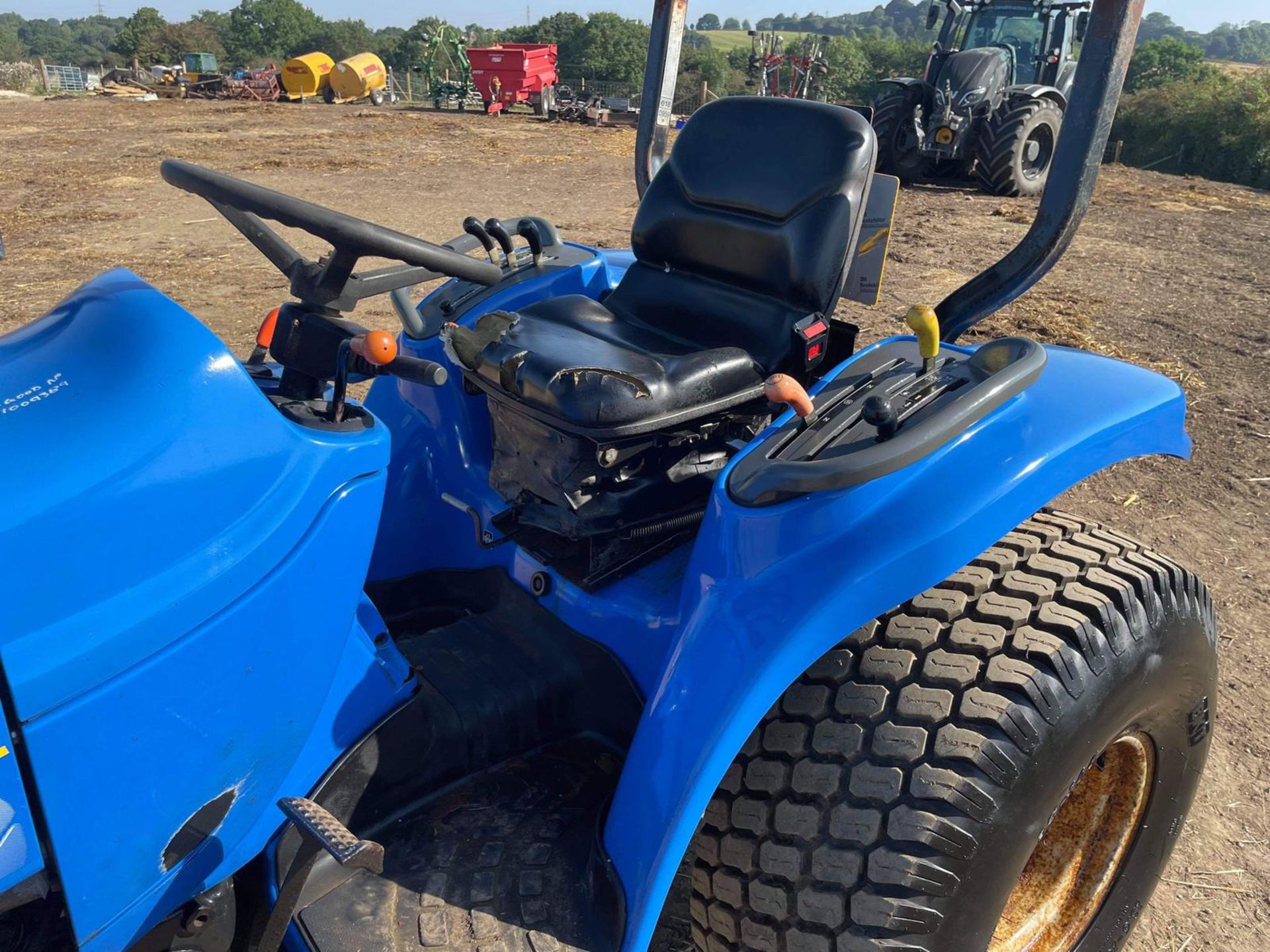 2005 NEW HOLLAND TC27DA 27hp 4WD COMPACT TRACTOR, RUNS DRIVES AND WORKS WELL, ROAD REGISTERED - Image 9 of 13