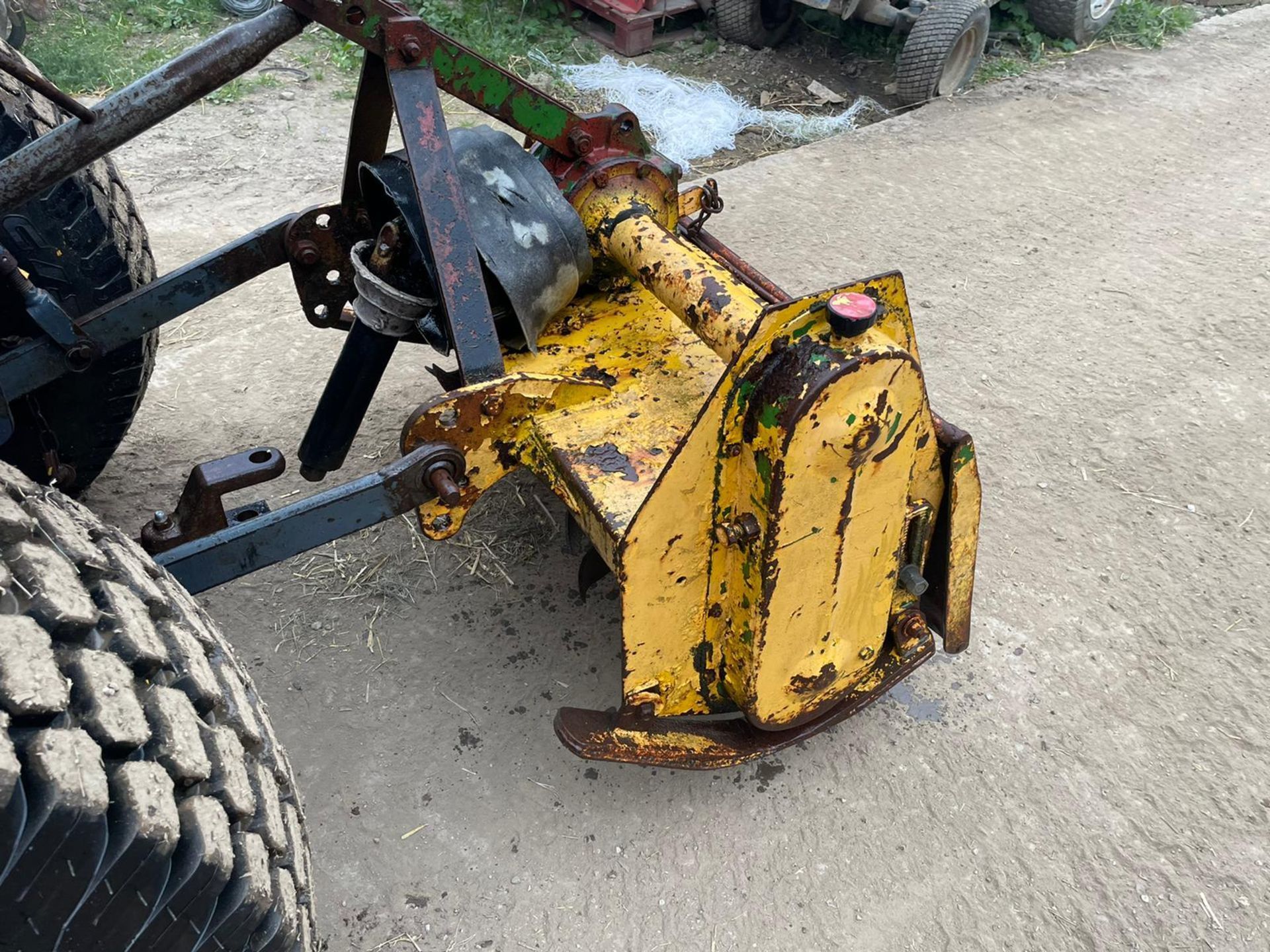 YELLOW ROTAVATOR, SUITABLE FOR COMPACT TRACTOR, IN WORKING ORDER, 3 POINT LINKAGE *PLUS VAT* - Image 4 of 5