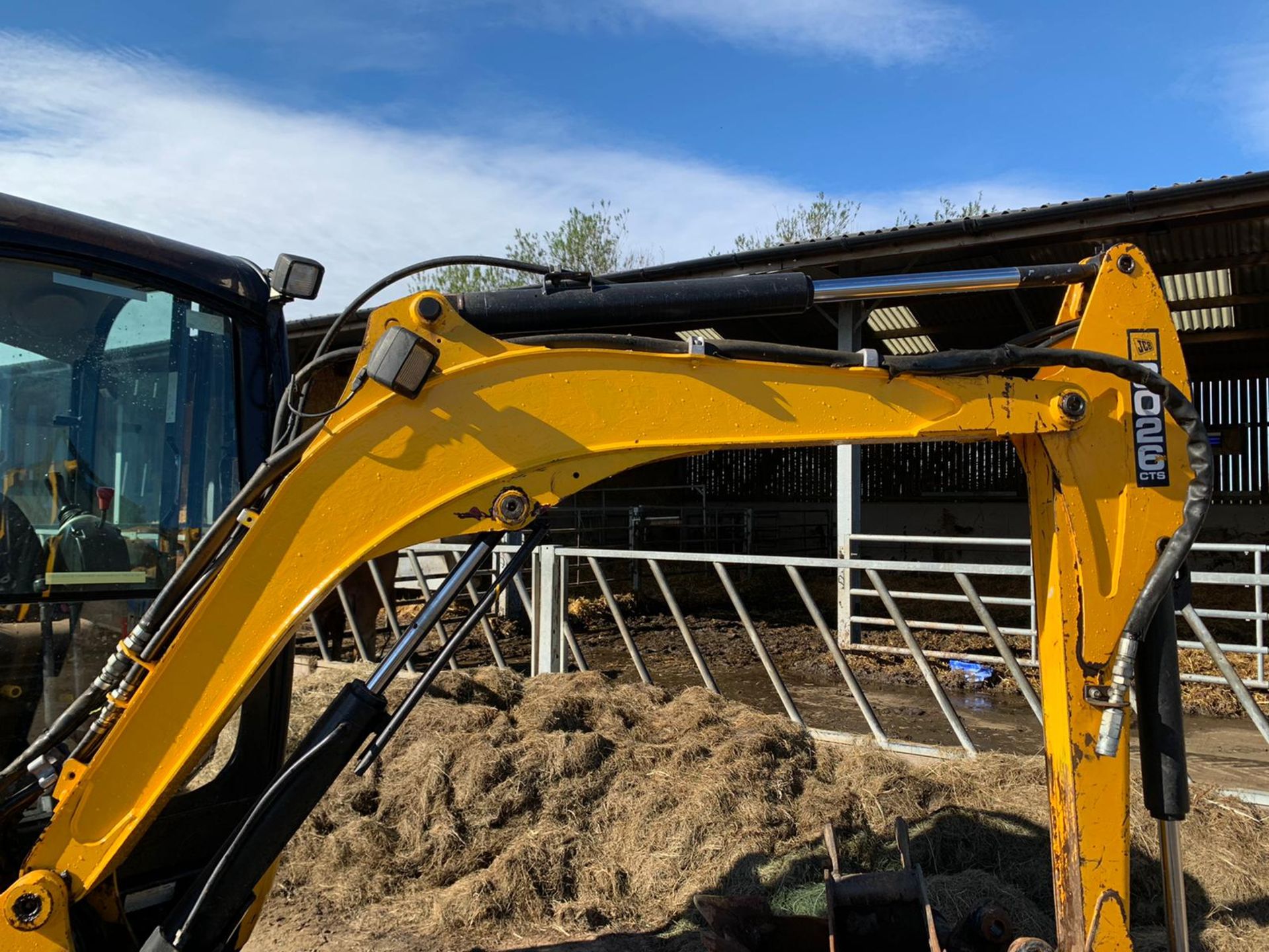 2012 JCB 8026 2.6 TON DIGGER, RUNS DRIVES AND DIGS WELL, SHOWING A LOW AND GENUINE 3045 HOURS - Image 12 of 24