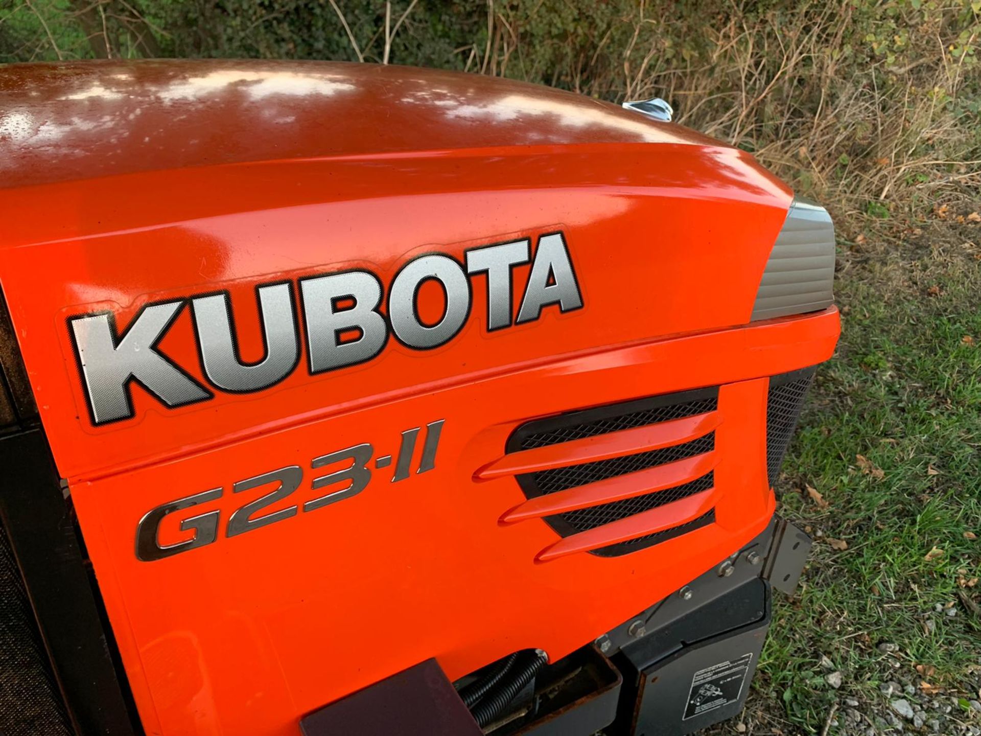 2013/62 KUBOTA G23-II HIGH TIP RIDE ON MOWER, RUNS DRIVES AND CUTS WELL, HYDROSTATIC *PLUS VAT* - Image 11 of 13