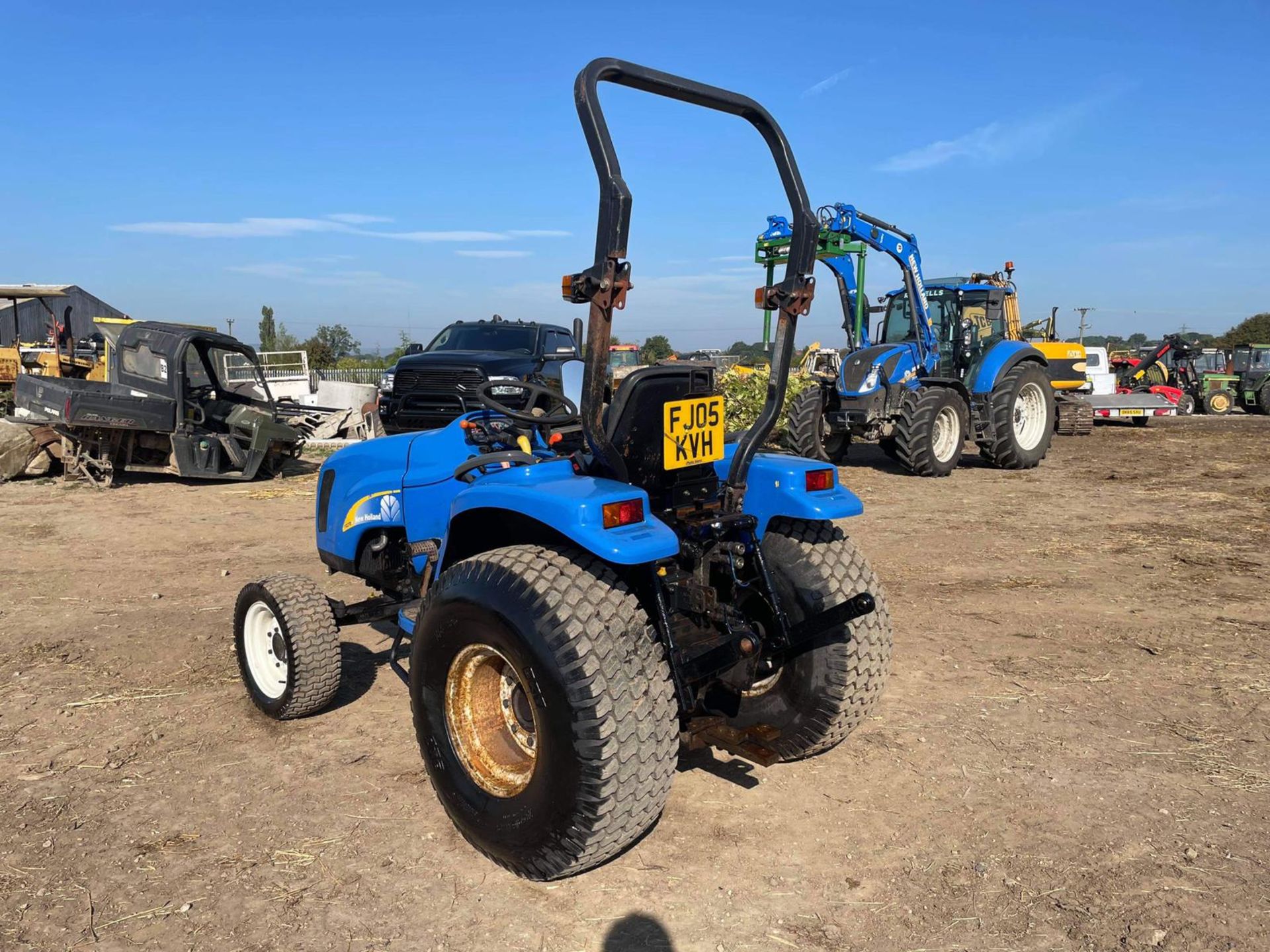 2005 NEW HOLLAND TC27DA 27hp 4WD COMPACT TRACTOR, RUNS DRIVES AND WORKS WELL, ROAD REGISTERED - Image 5 of 13