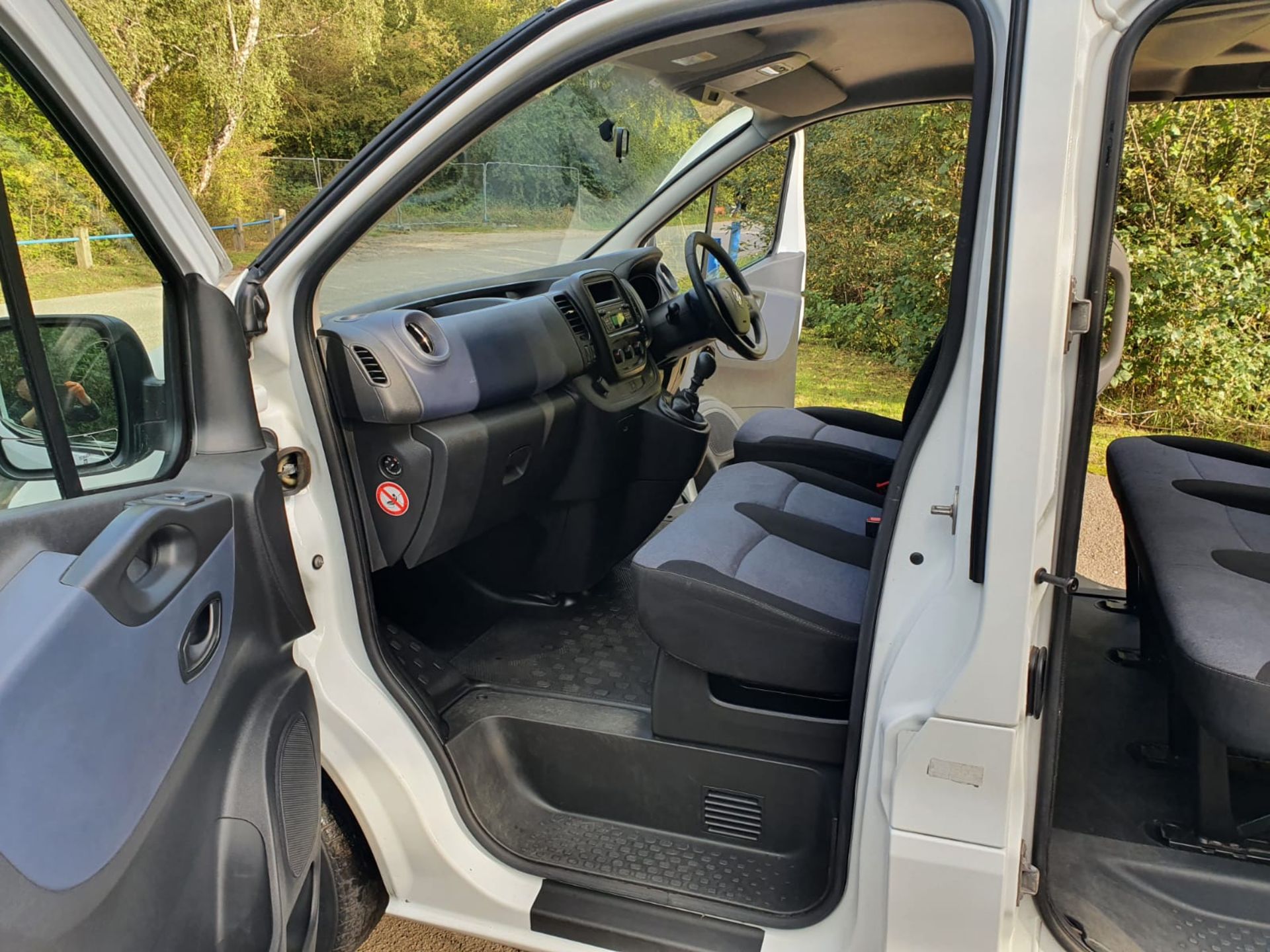 2015 VAUXHALL VIVARO CDTI WHITE MPV, 1.6 DIESEL ENGINE, SHOWING 98,446 MILES *NO VAT* - Image 9 of 18