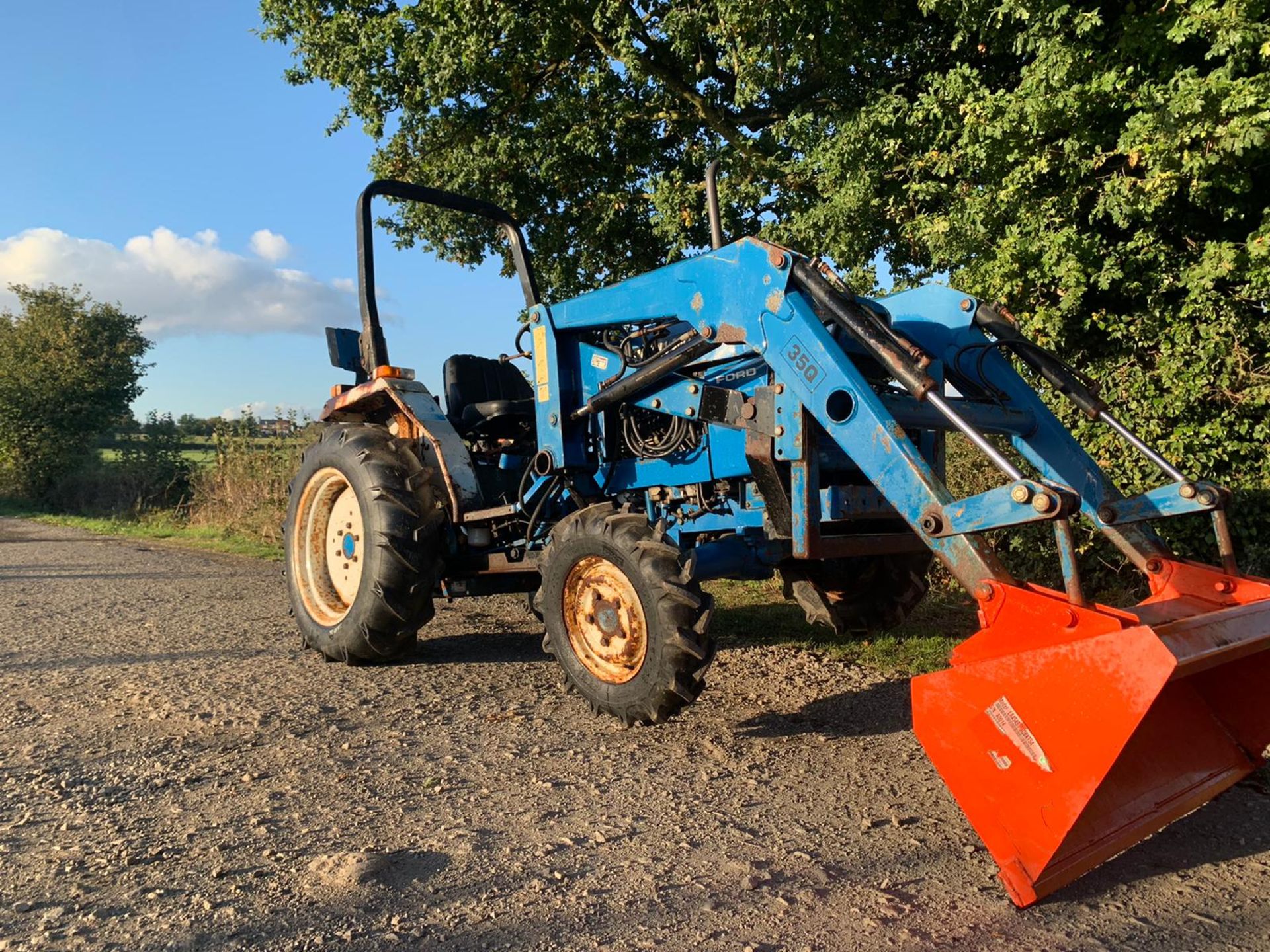 FORD 1720 28hp 4WD COMPACT TRACTOR WITH LEWIS 35Q FRONT LOADER AND BUCKET, RUNS DRIVES LIFTS WELL - Image 2 of 12