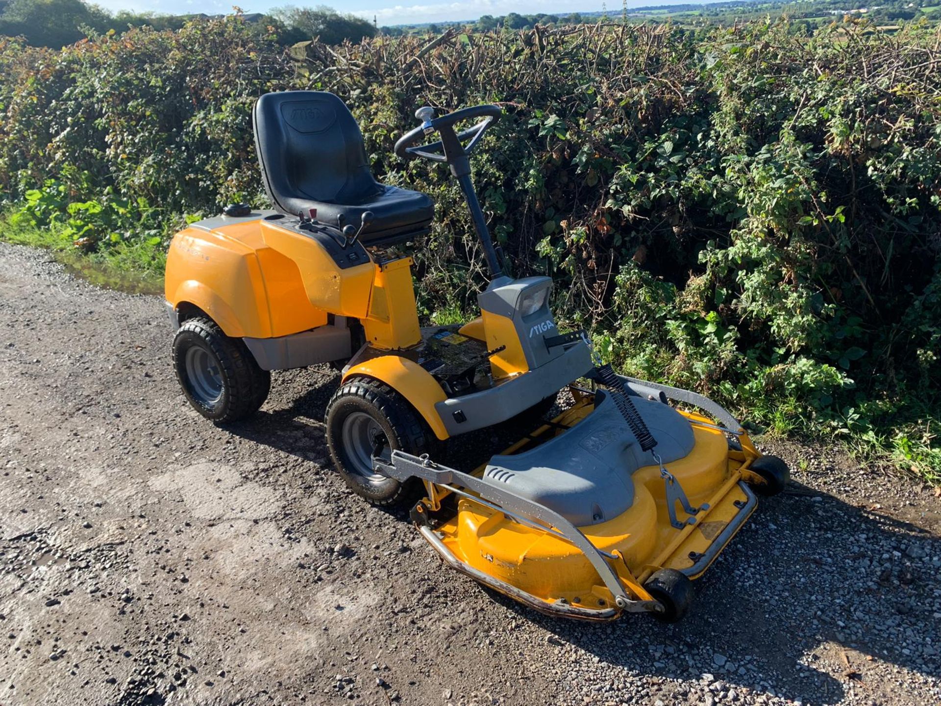 STIGA PARK PRO 16 RIDE ON MOWER, RUNS DRIVES AND CUTS WELL, GOOD SOLID 95cm TWIN BLADE DECK - Image 2 of 11