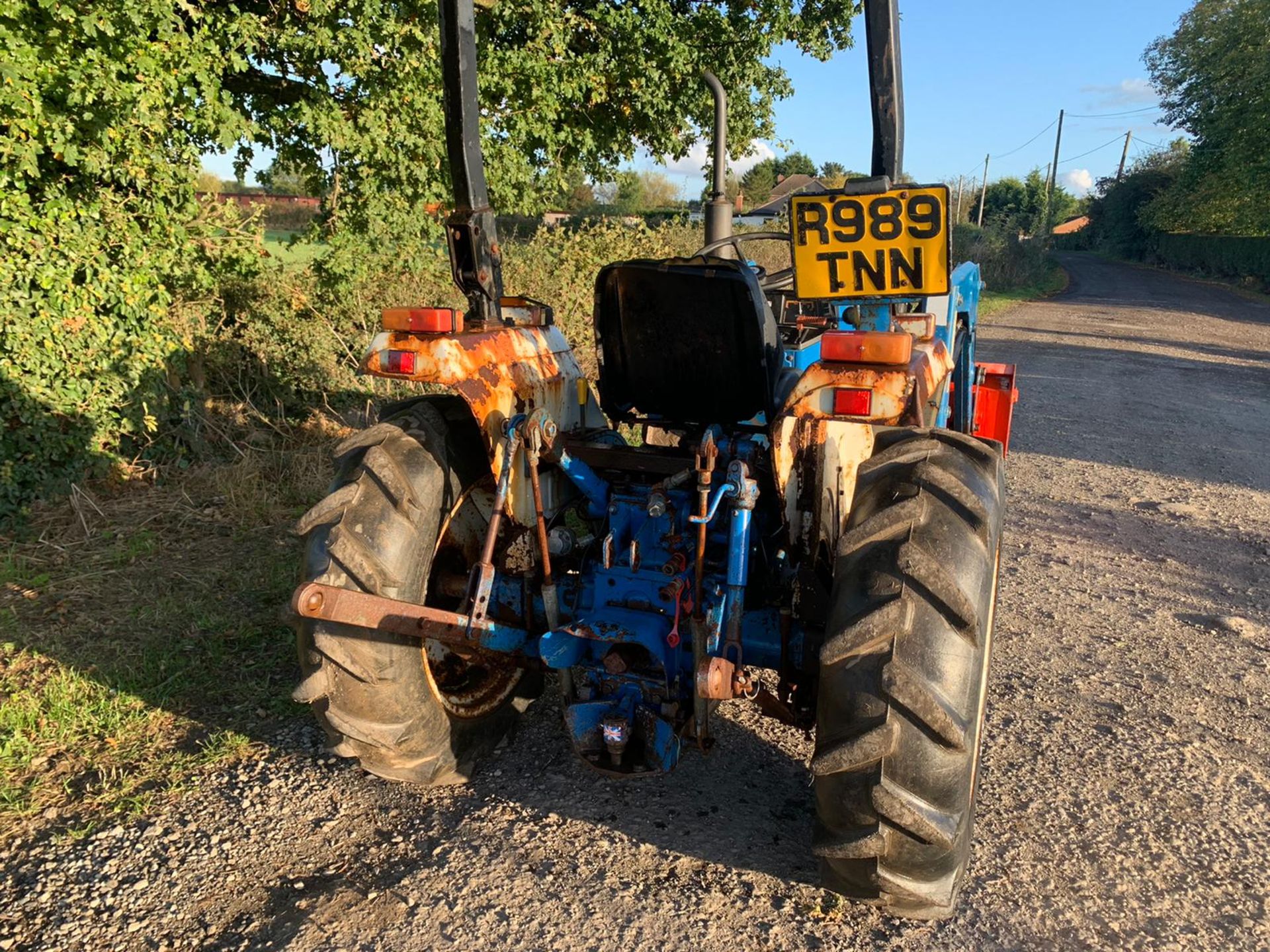 FORD 1720 28hp 4WD COMPACT TRACTOR WITH LEWIS 35Q FRONT LOADER AND BUCKET, RUNS DRIVES LIFTS WELL - Image 9 of 12