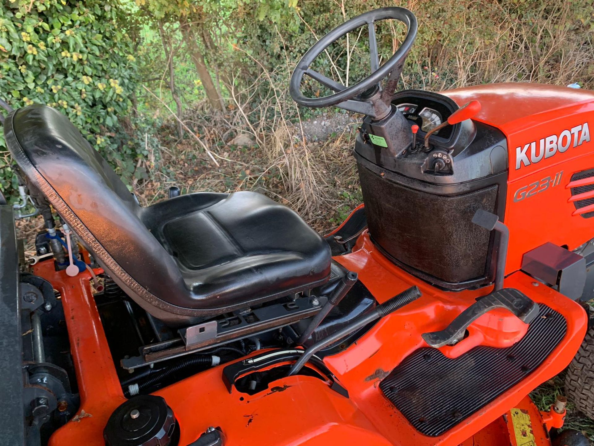 2013/62 KUBOTA G23-II HIGH TIP RIDE ON MOWER, RUNS DRIVES AND CUTS WELL, HYDROSTATIC *PLUS VAT* - Image 13 of 13