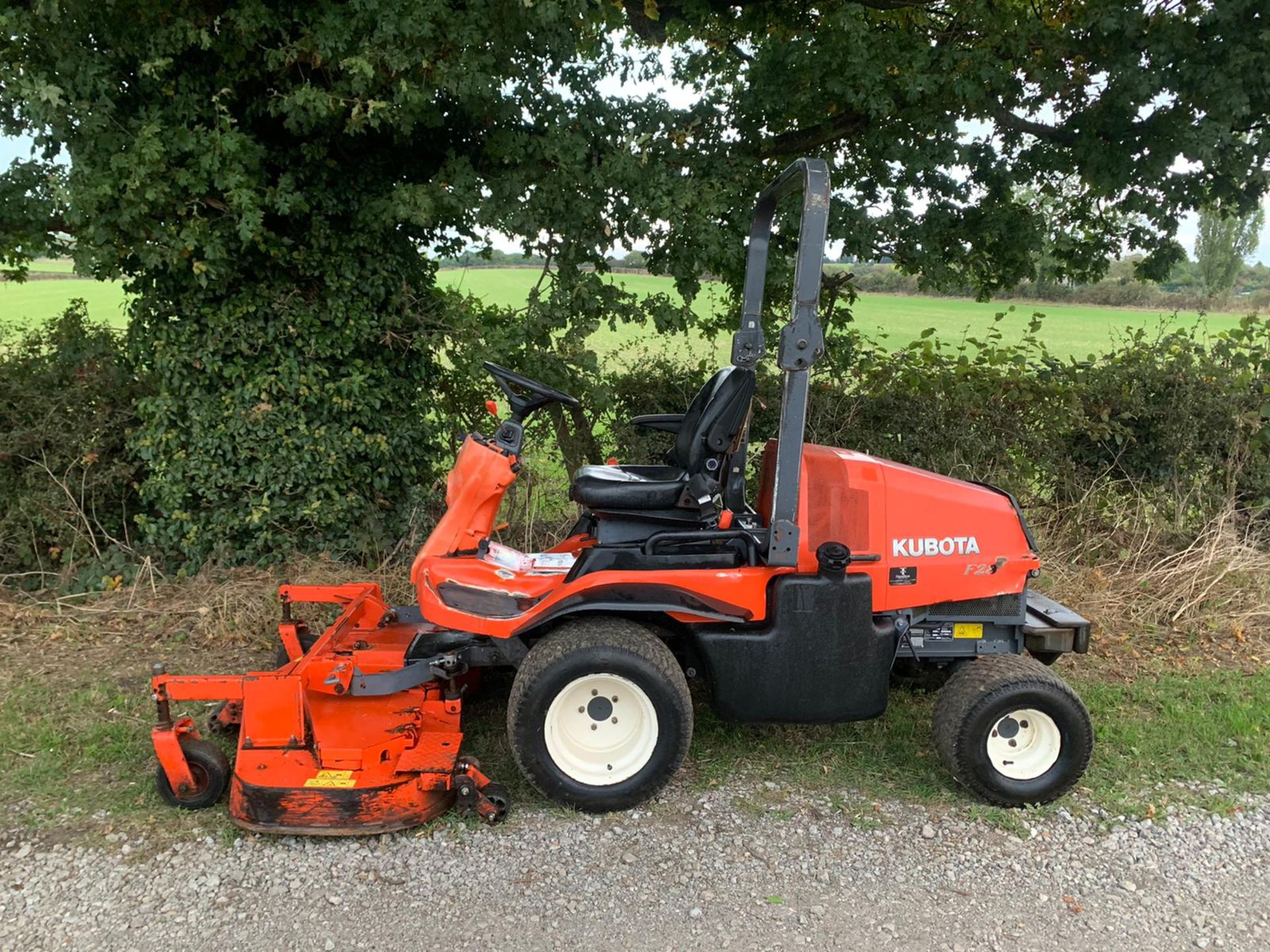 KUBOTA F2880 DIESEL RIDE ON MOWER, RUNS DRIVES AND CUTS, SHOWING A LOW 2640 HOURS *PLUS VAT* - Image 4 of 10