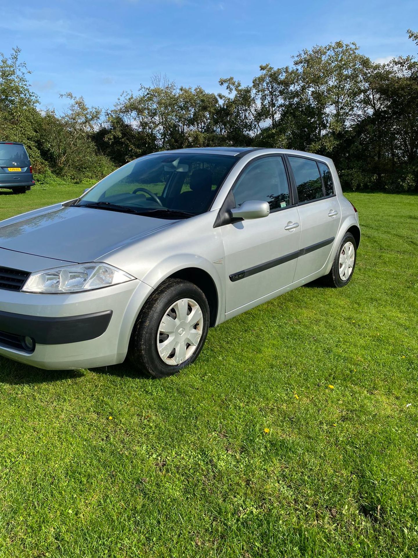 2005/05 REG RENAULT MEGANE SL OASIS 16V 1.4 PETROL SILVER 5DR HATCHBACK *NO VAT* - Image 3 of 26