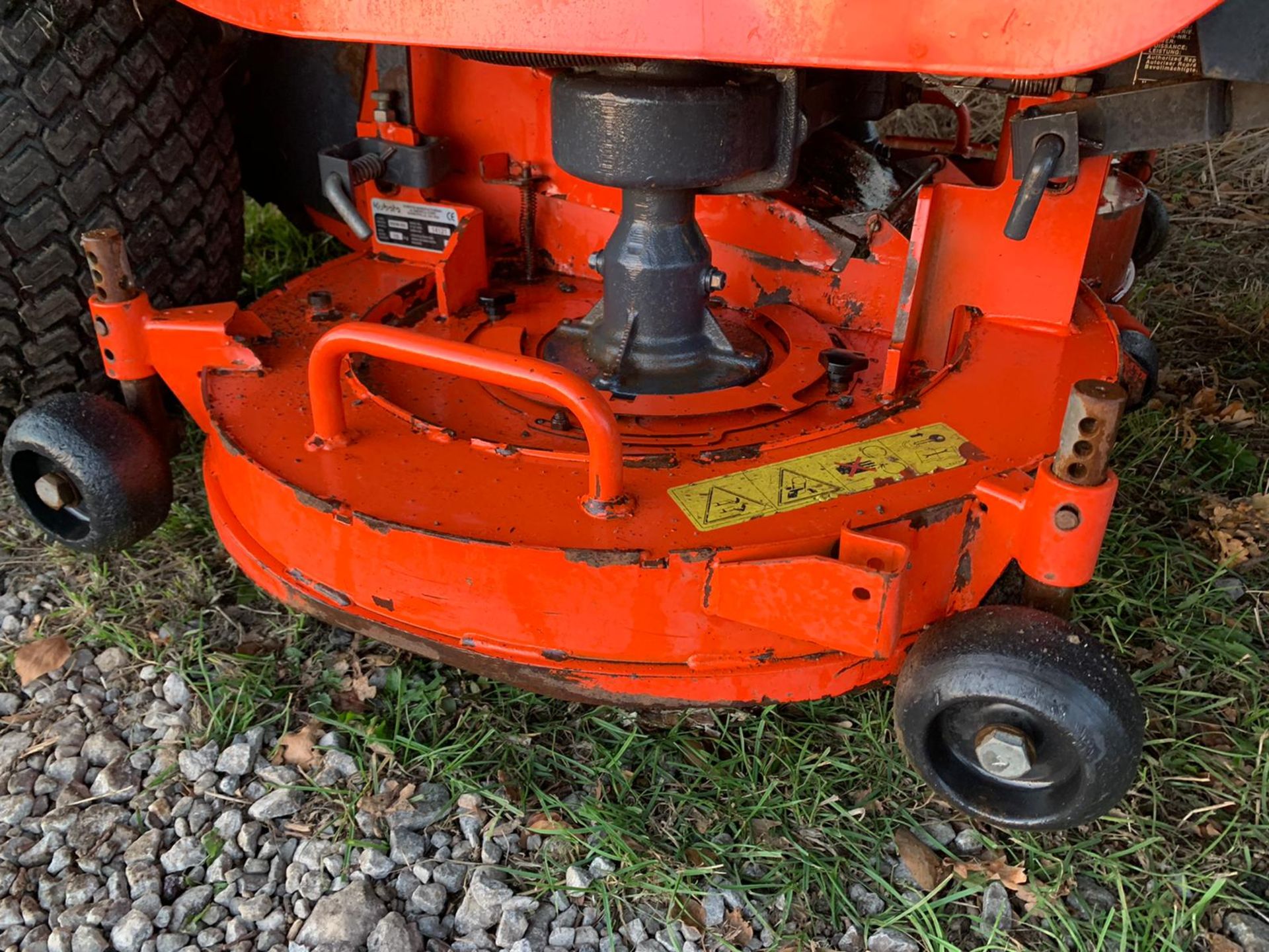 2013/62 KUBOTA G23-II HIGH TIP RIDE ON MOWER, RUNS DRIVES AND CUTS WELL, HYDROSTATIC *PLUS VAT* - Image 8 of 13