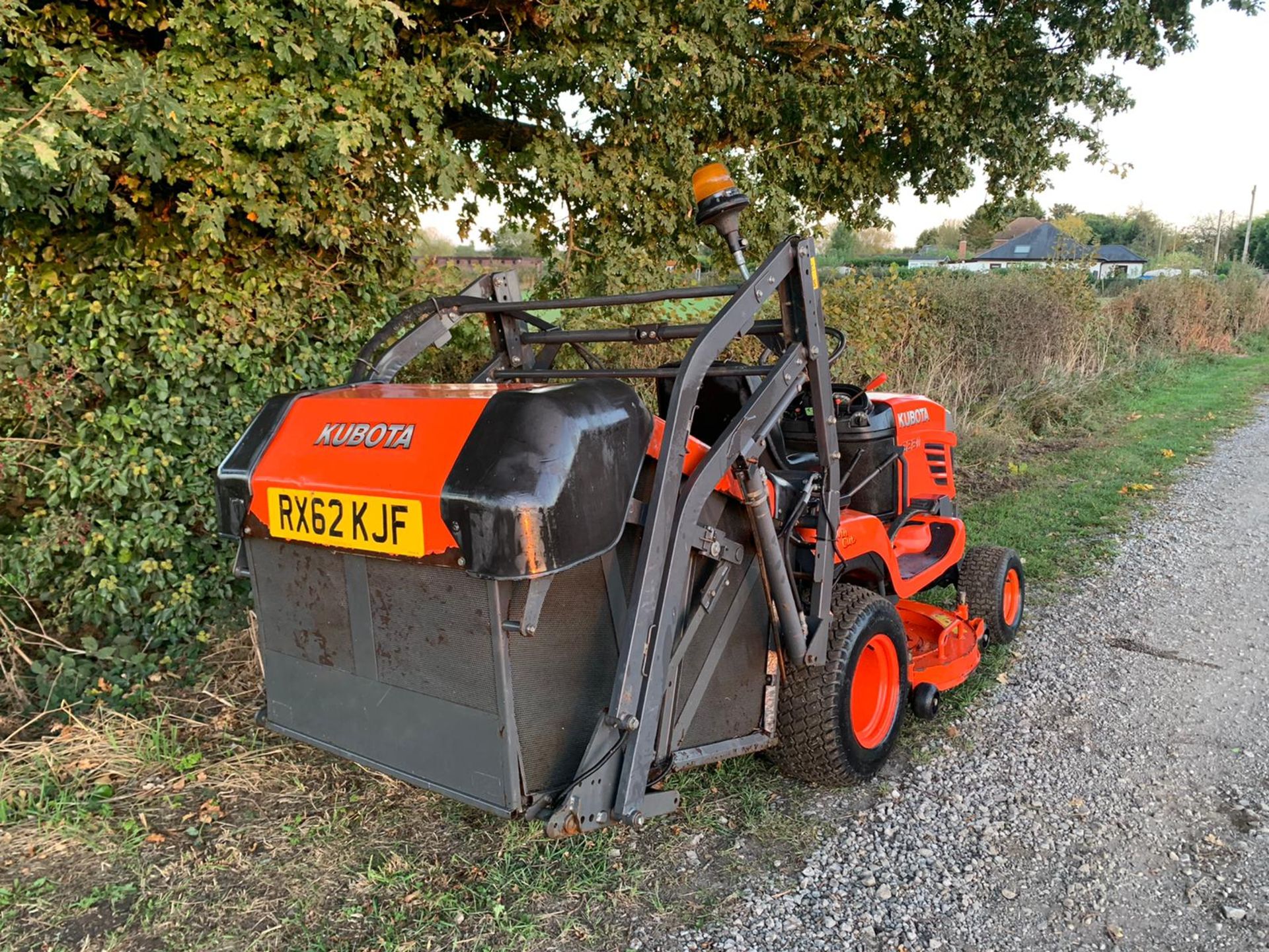 2013/62 KUBOTA G23-II HIGH TIP RIDE ON MOWER, RUNS DRIVES AND CUTS WELL, HYDROSTATIC *PLUS VAT* - Image 6 of 13