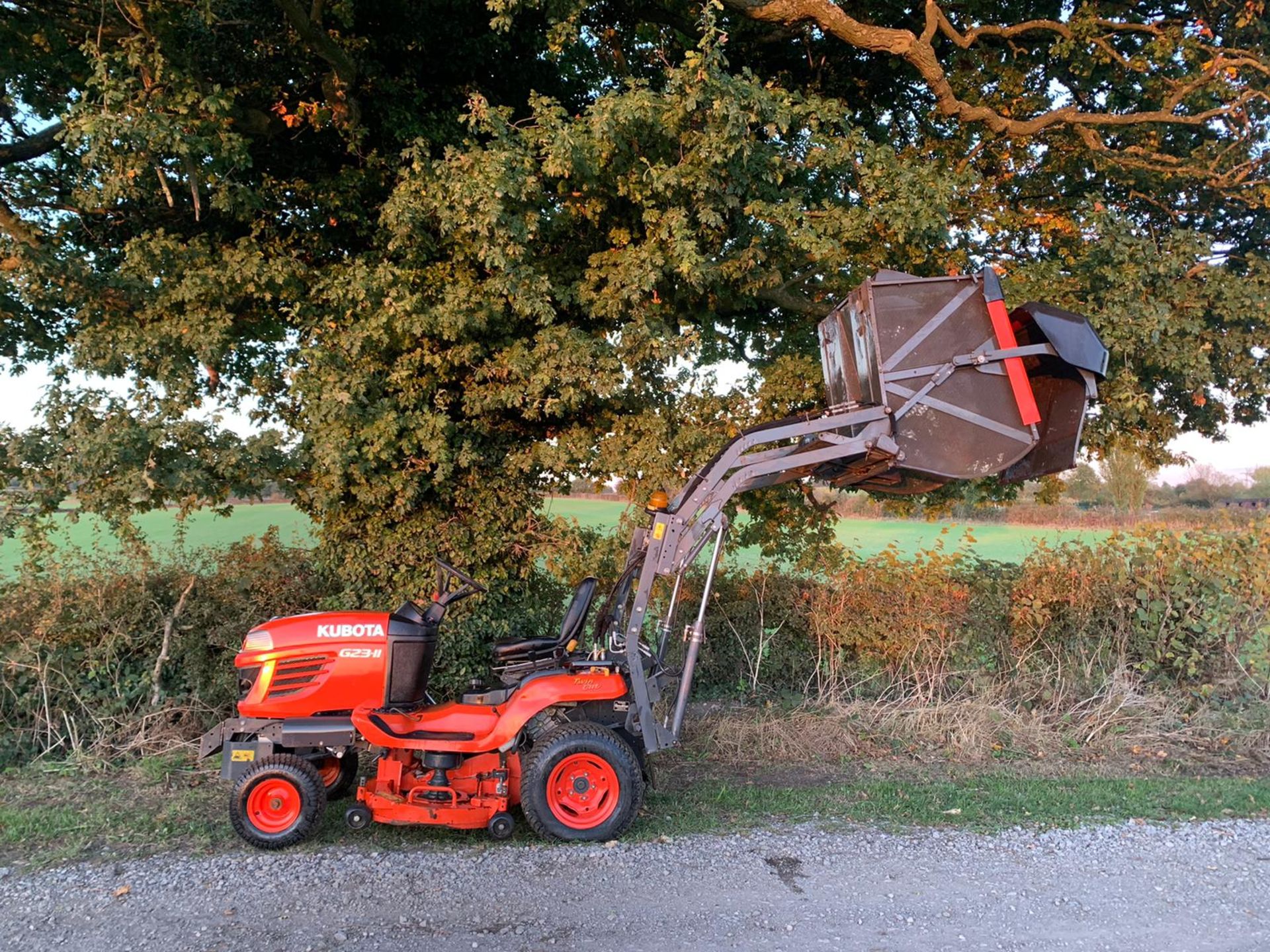 2013/62 KUBOTA G23-II HIGH TIP RIDE ON MOWER, RUNS DRIVES AND CUTS WELL, HYDROSTATIC *PLUS VAT* - Image 4 of 13