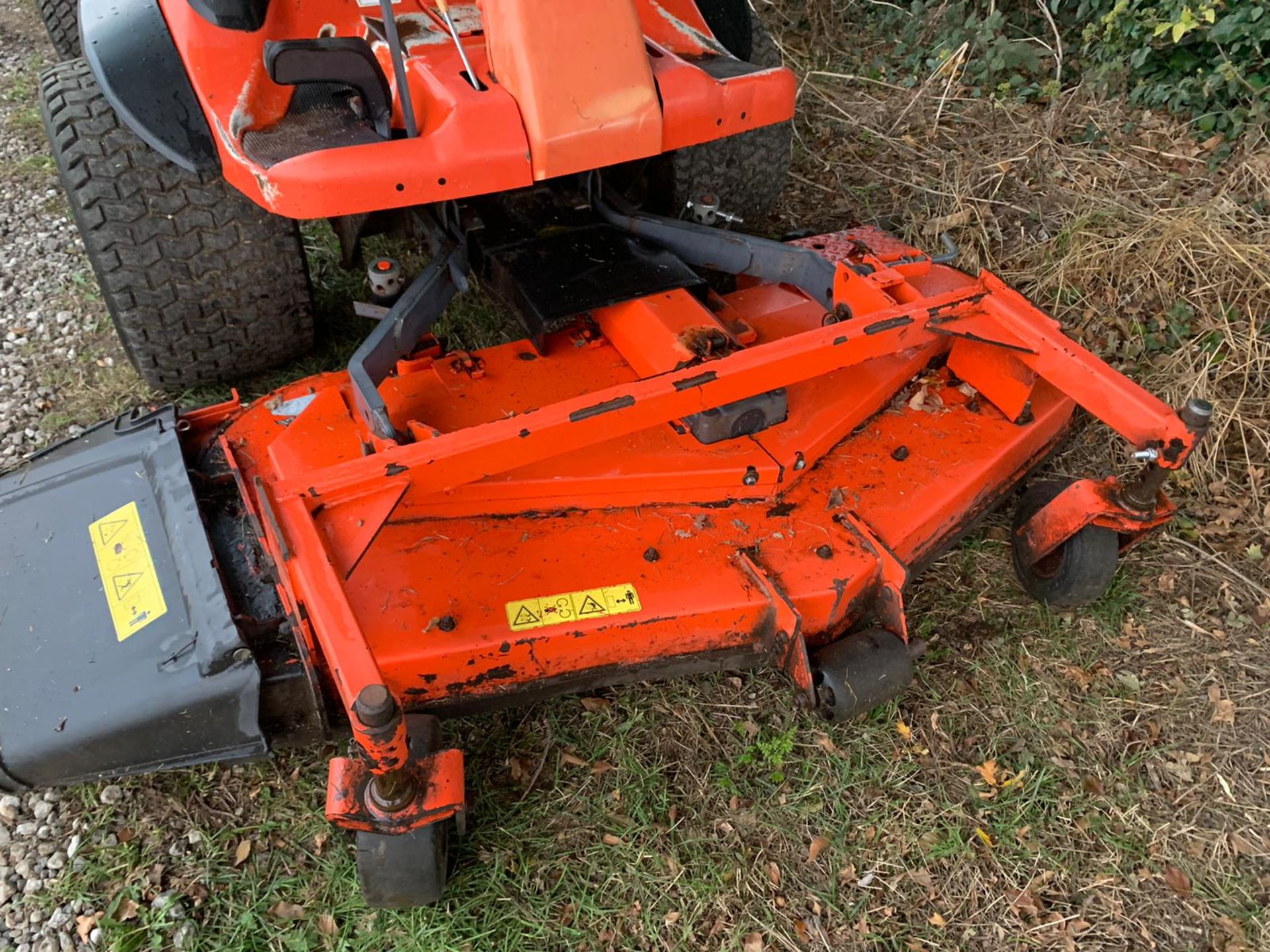 KUBOTA F2880 DIESEL RIDE ON MOWER, RUNS DRIVES AND CUTS, SHOWING A LOW 2640 HOURS *PLUS VAT* - Image 7 of 10