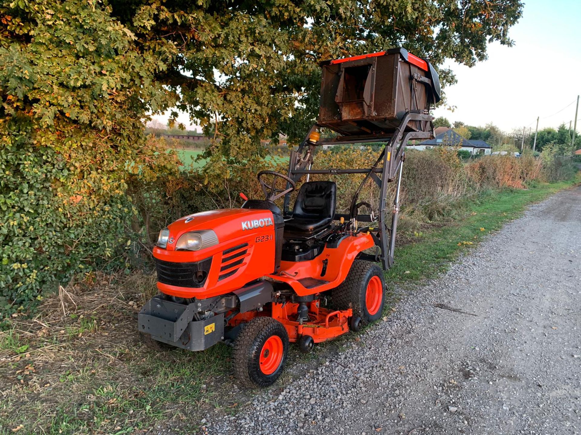 2013/62 KUBOTA G23-II HIGH TIP RIDE ON MOWER, RUNS DRIVES AND CUTS WELL, HYDROSTATIC *PLUS VAT* - Image 3 of 13