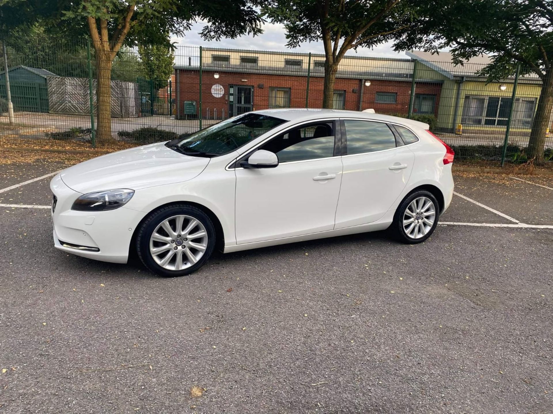 2014/64 VOLVO V40 SE LUX D2 WHITE HATCHBACK, 1.5 DIESEL ENGINE, 1 PREVIOUS KEEPERS *NO VAT* - Image 3 of 15