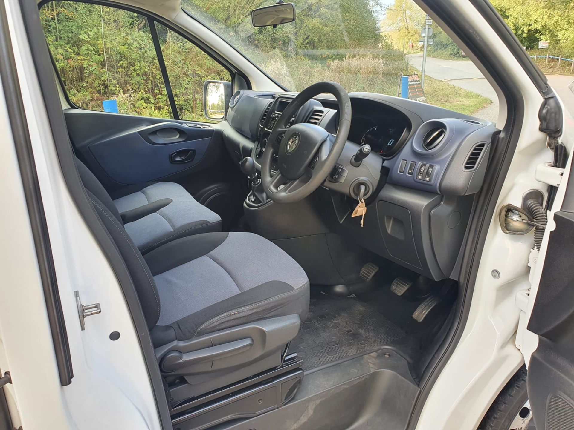 2015 VAUXHALL VIVARO CDTI WHITE MPV, 1.6 DIESEL ENGINE, SHOWING 98,446 MILES *NO VAT* - Image 10 of 18