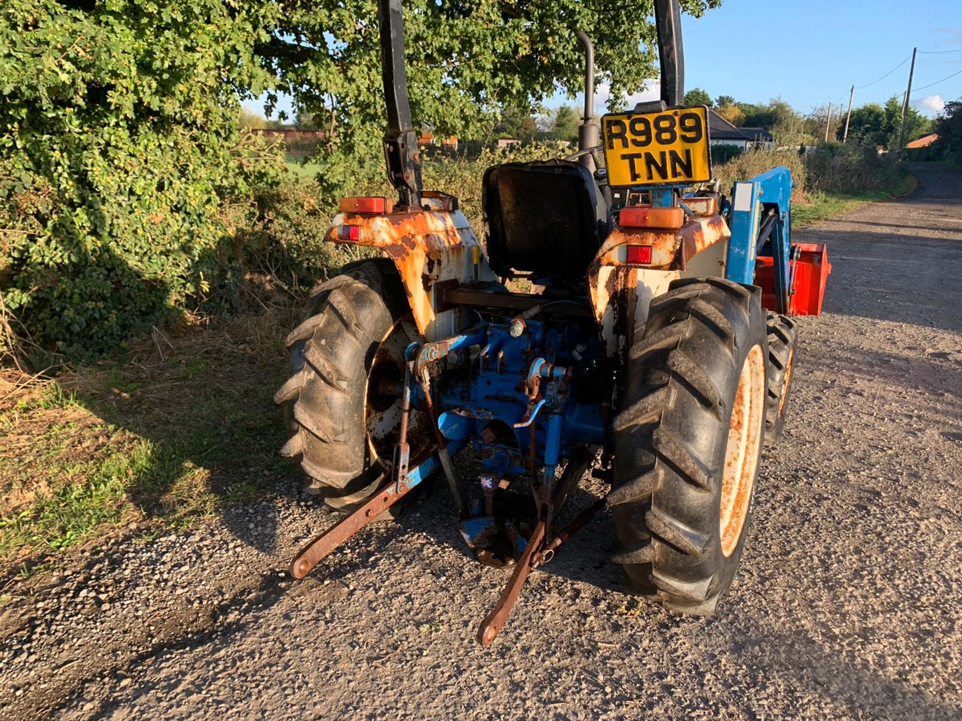 FORD 1720 28hp 4WD COMPACT TRACTOR WITH LEWIS 35Q FRONT LOADER AND BUCKET, RUNS DRIVES LIFTS WELL - Image 8 of 12