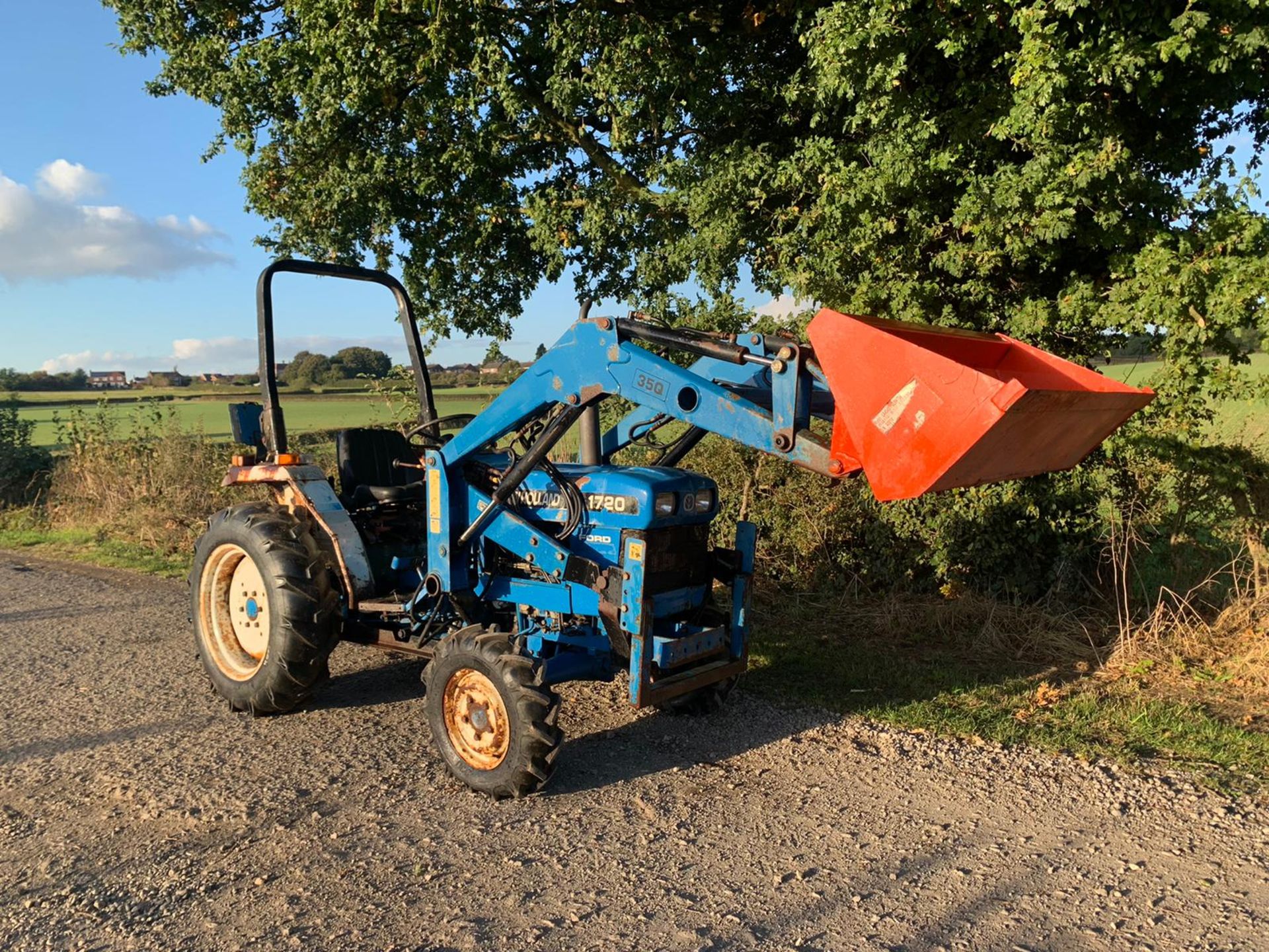 FORD 1720 28hp 4WD COMPACT TRACTOR WITH LEWIS 35Q FRONT LOADER AND BUCKET, RUNS DRIVES LIFTS WELL - Image 3 of 12