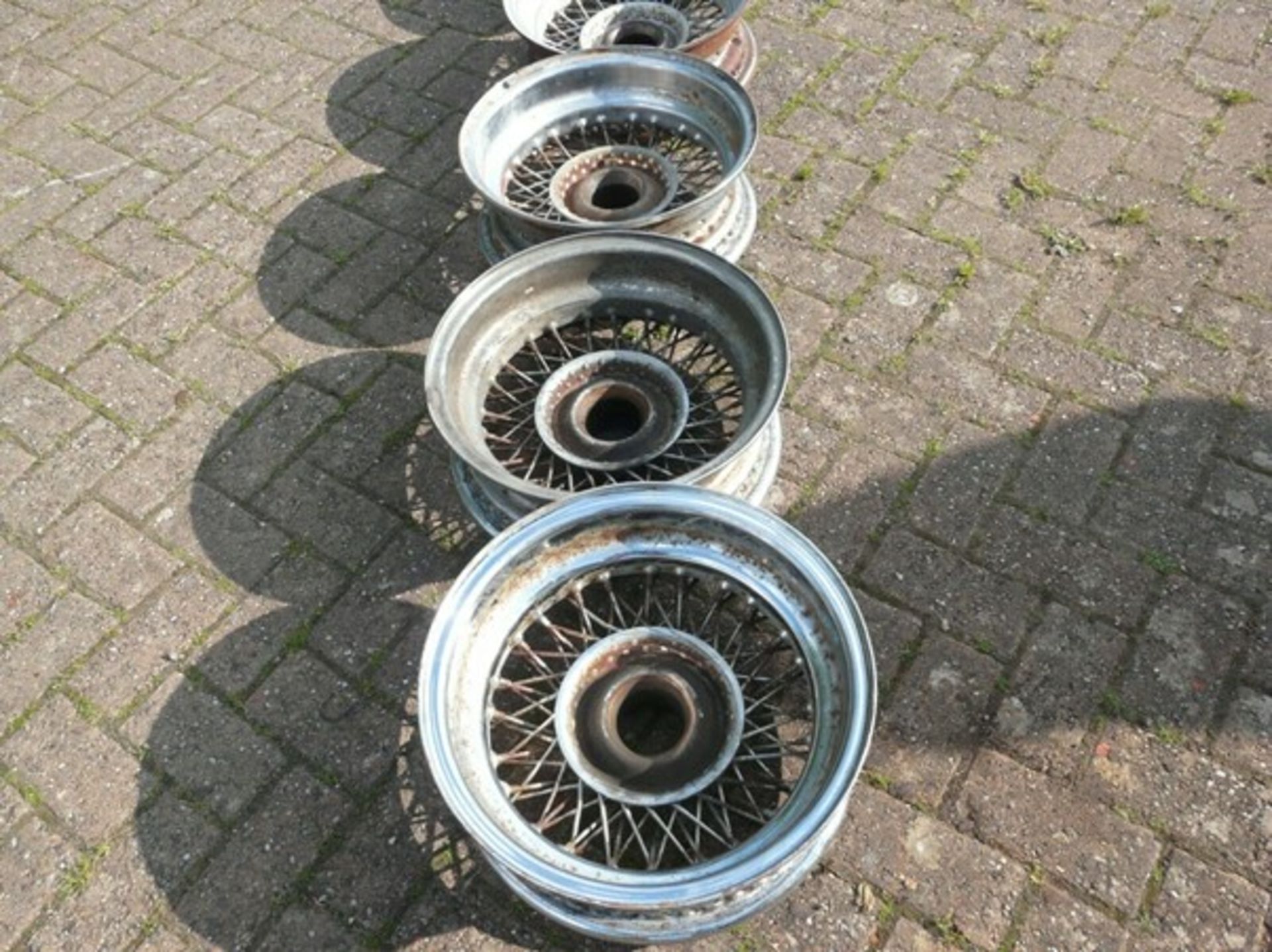 JAGUAR E TYPE WIRE RIMS, 3 CHROME 2 PAINTED, SPLINE FITTING 15inch XA455C, DRC5K *PLUS VAT* - Image 2 of 12