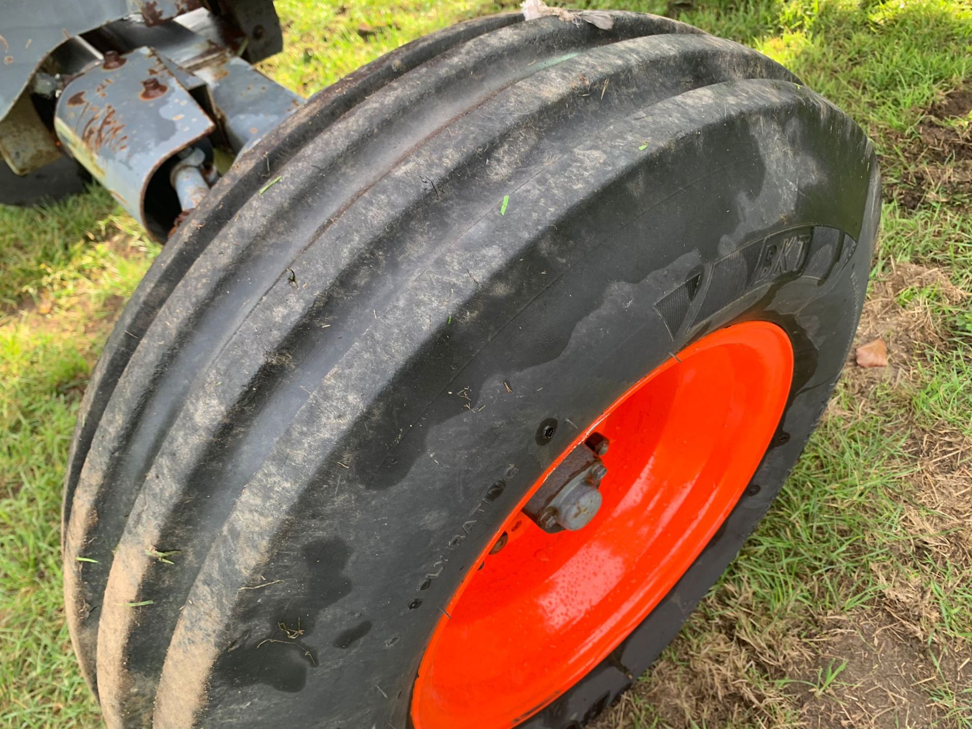 KUBOTA M6800 TRACTOR, RUNS DRIVES AND WORKS WELL, SHOWING A LOW 3414 HOURS *PLUS VAT* - Image 25 of 38