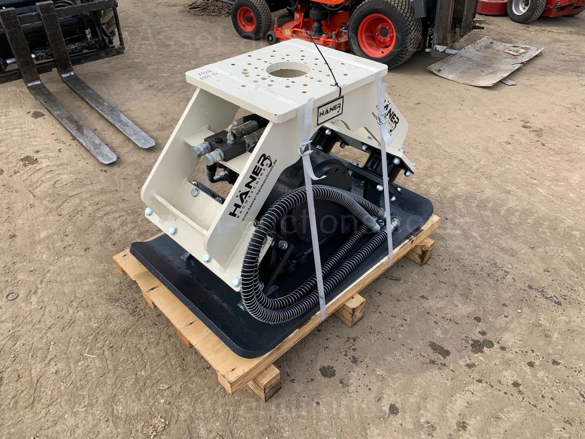 NEW AND UNUSED HANER HPC600 COMPACTION PLATE, PIPES ARE INCLUDED *PLUS VAT* - Image 6 of 24