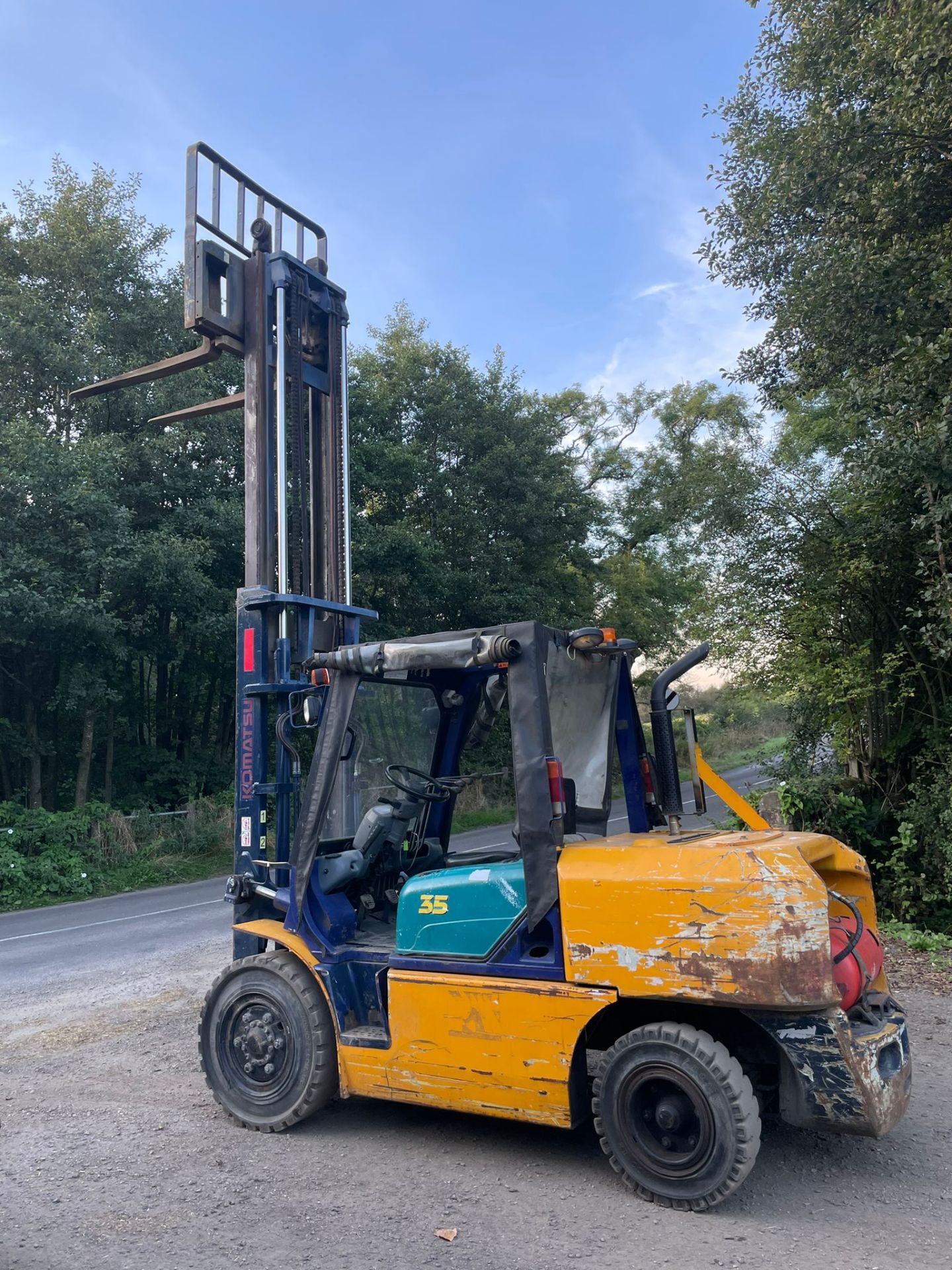 KOMATSU 3.5 TON FORKLIFT, 2 STAGE MAST, SIDE SHIFT, RUNS WORKS AND DRIVES, STILL IN DAILY USE - Image 5 of 10