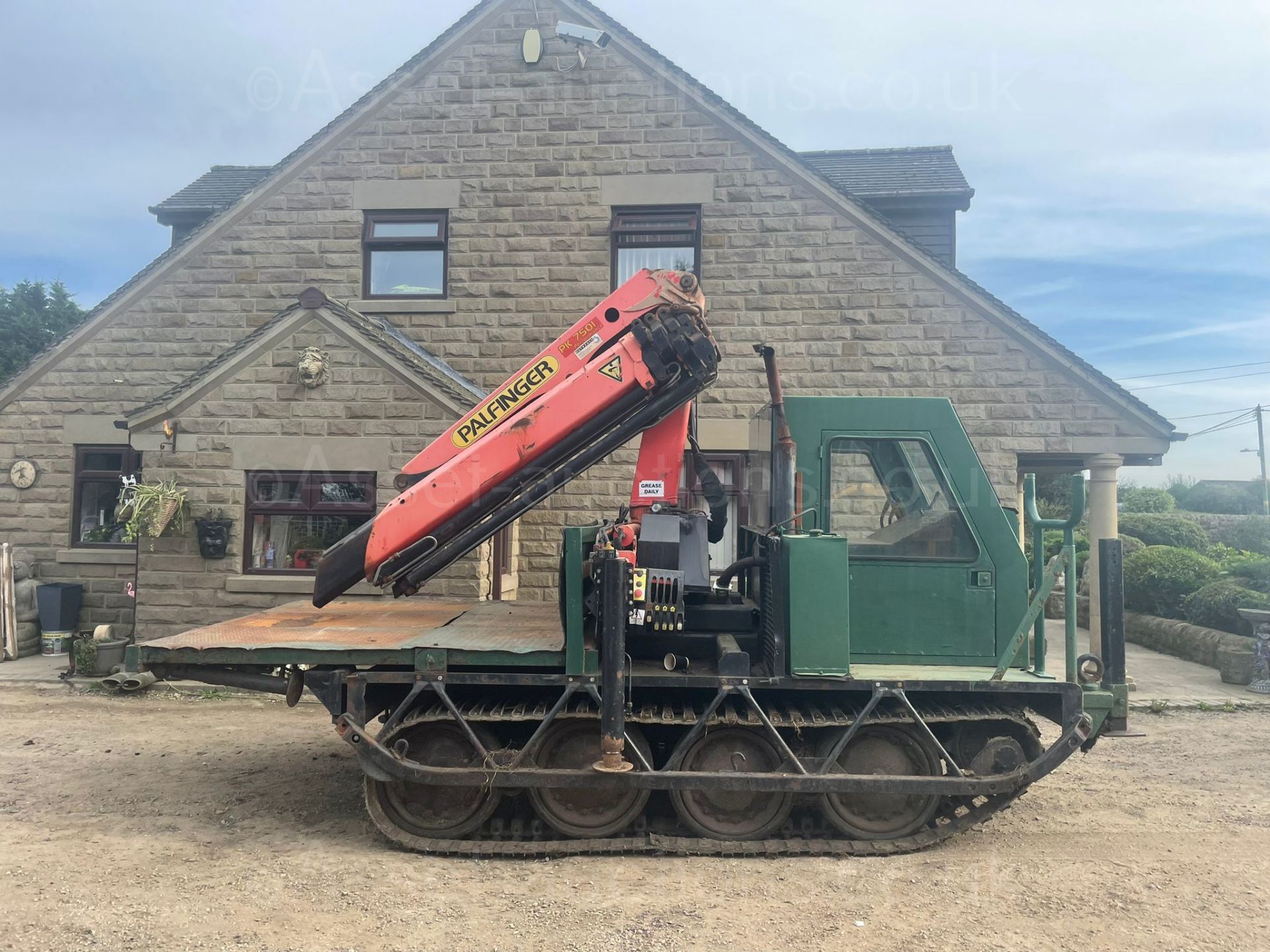 BOMBARDIER MUSKEG CARRIER WITH 13,5 METER CRANE, PALFINGER PK7501 13.5 METER CRANE *PLUS VAT* - Image 4 of 14