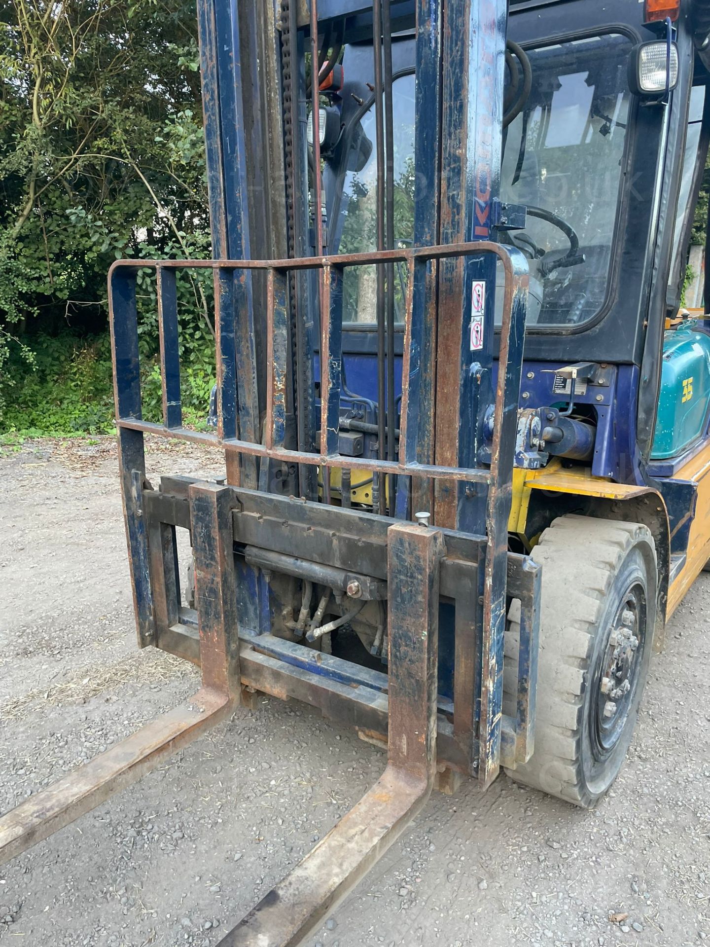 KOMATSU 3.5 TON FORKLIFT, 2 STAGE MAST, SIDE SHIFT, RUNS WORKS AND DRIVES, STILL IN DAILY USE - Image 8 of 10