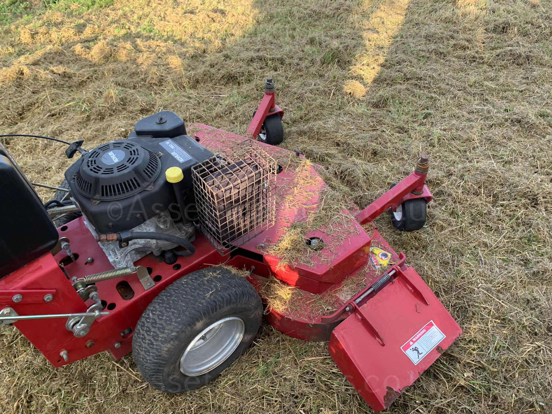 RED HYDROSTATIC 48" WALK BEHIND SELF PROPELLED PETROL MOWER, RUNS DRIVES AND CUTS WELL *PLUS VAT* - Image 10 of 18