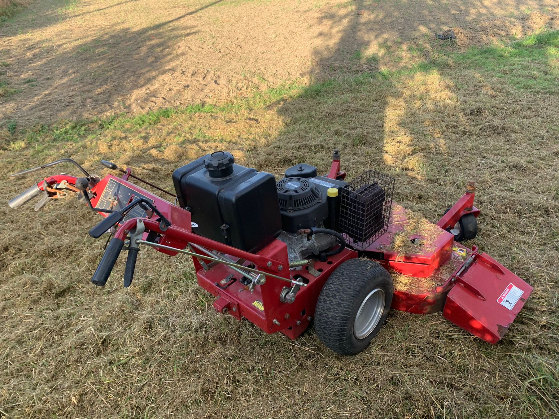 RED HYDROSTATIC 48" WALK BEHIND SELF PROPELLED PETROL MOWER, RUNS DRIVES AND CUTS WELL *PLUS VAT* - Image 7 of 18