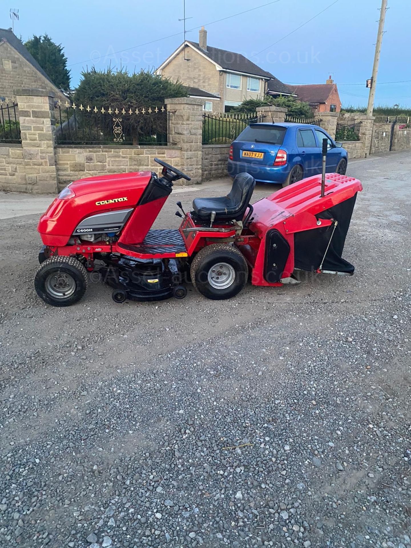 COUNTAX C600H RIDE ON LAWN MOWER, 4 WHEEL DRIVE, CUTS AND COLLECTS *NO VAT* - Image 5 of 7