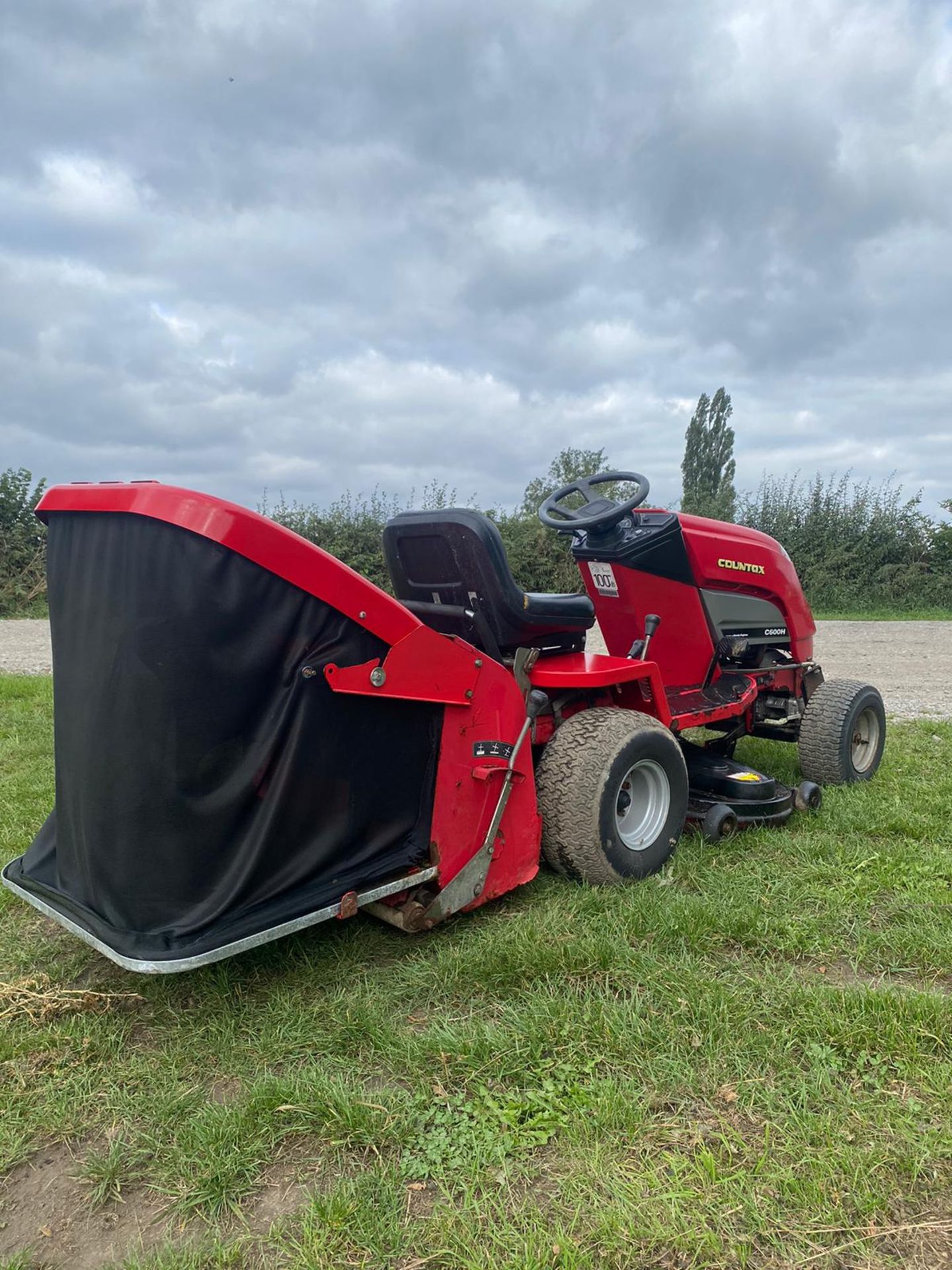 COUNTAX C600H 4 WHEEL DRIVE RIDE ON LAWN MOWER, RUNS DRIVES CUTS AND COLLECTS *NO VAT* - Image 6 of 11