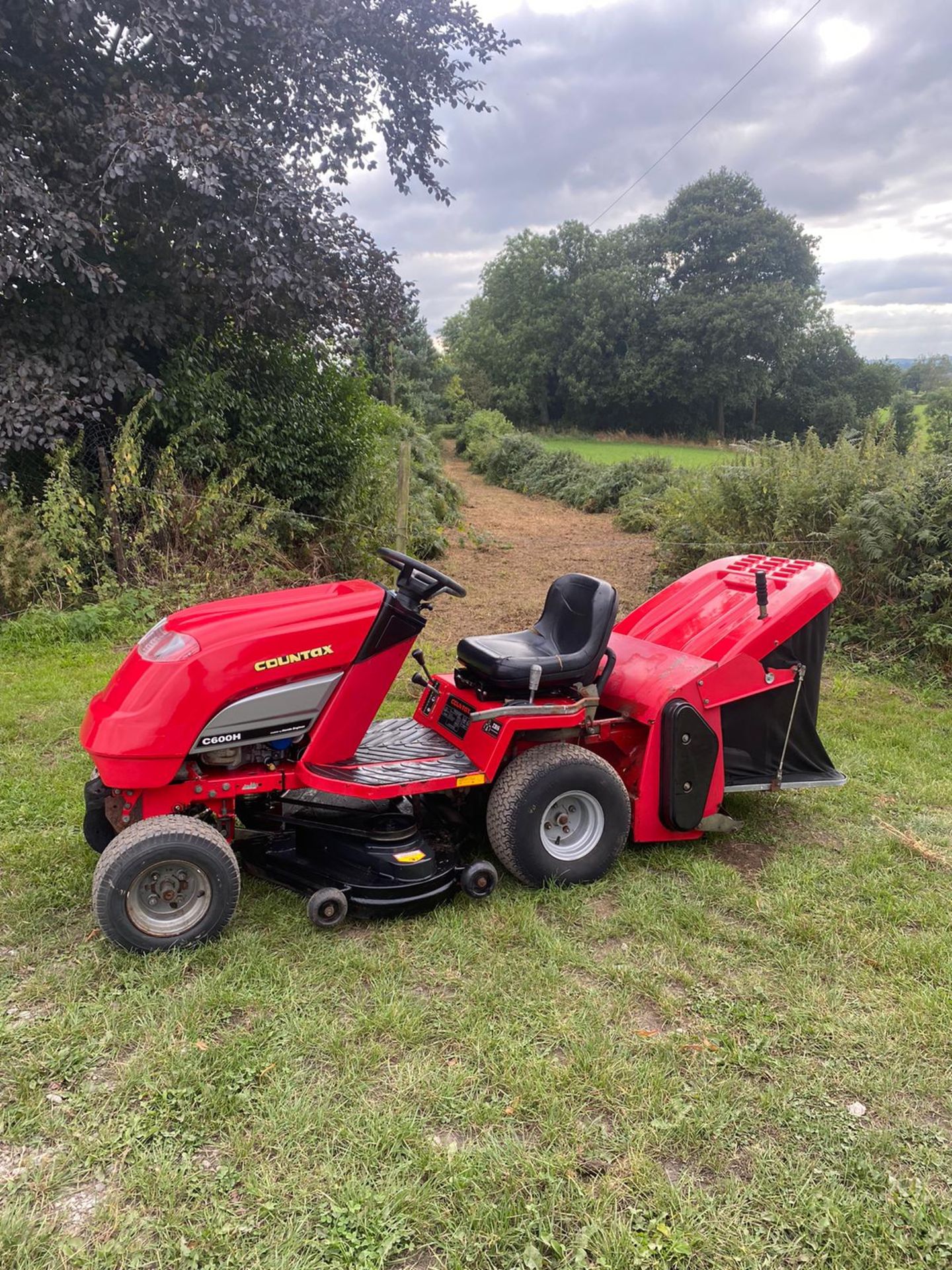 COUNTAX C600H 4 WHEEL DRIVE RIDE ON LAWN MOWER, RUNS DRIVES CUTS AND COLLECTS *NO VAT* - Image 9 of 11