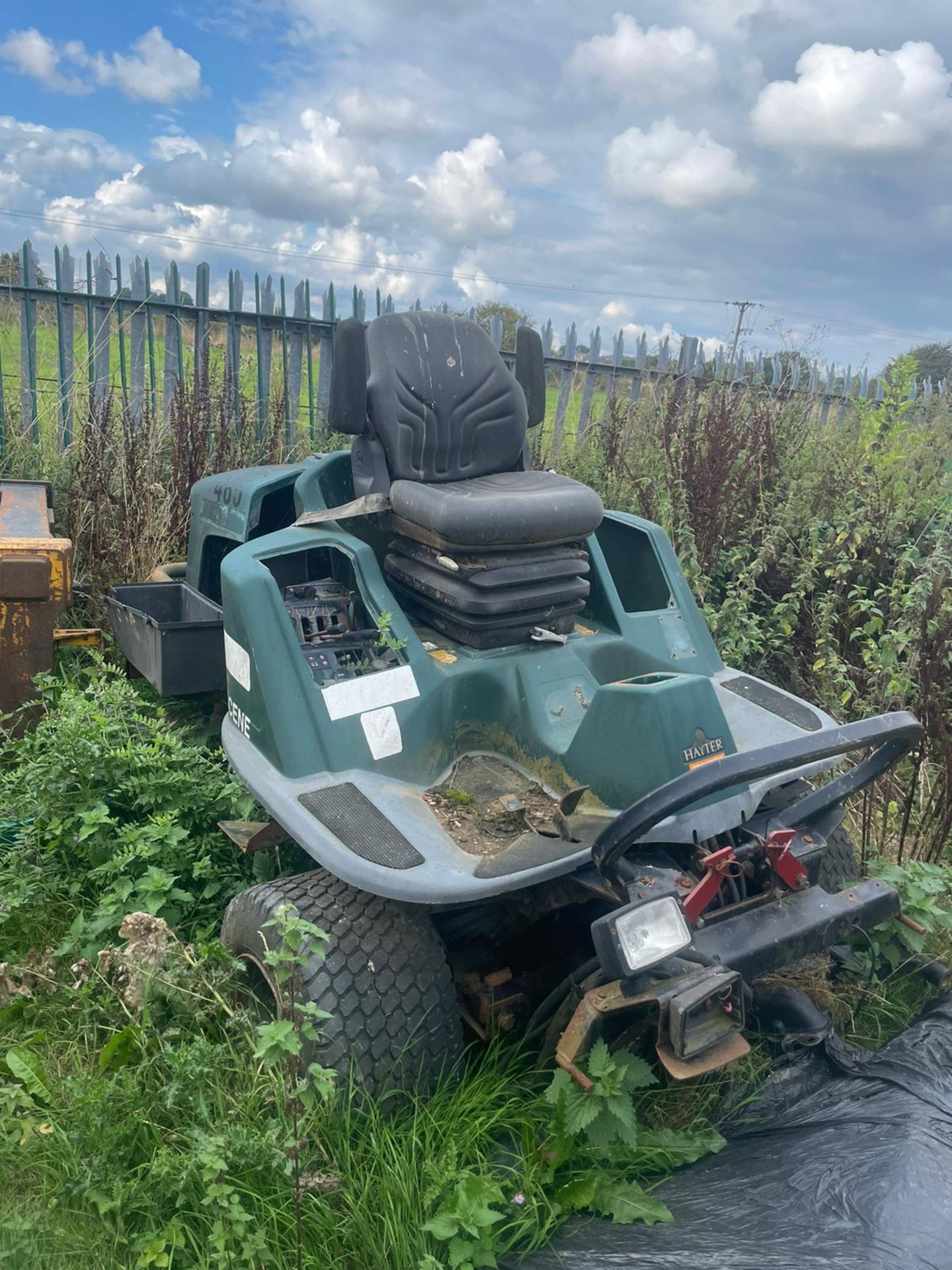 HAYTER LT324 4 WHEEL DRIVE RIDE ON MOWER, NO ENGINE, GOOD PUMPS, LOADS OF PARTS *PLUS VAT*