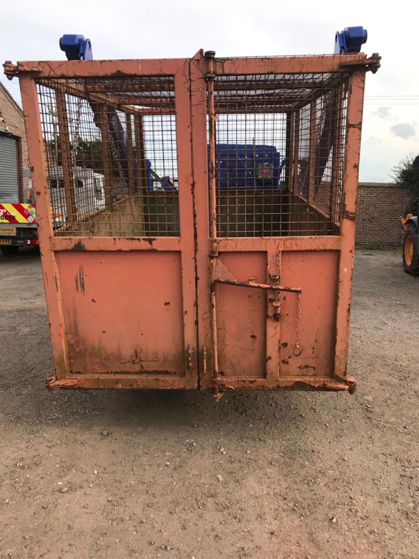 ENCLOSED 14 YARD CHAIN LIFT SKIP VGC, 4 YEARS OLD, £2500 WHEN BOUGHT NEW *NO VAT* - Image 2 of 5