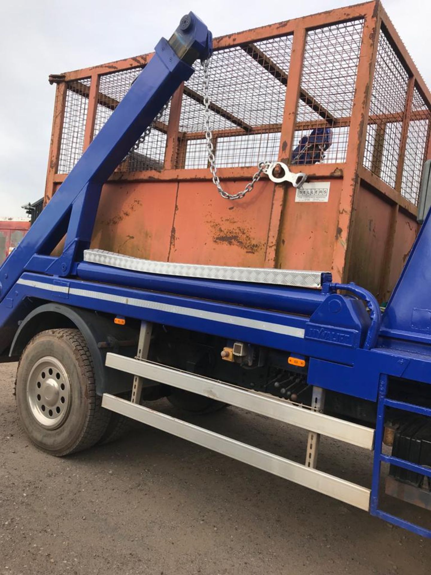 ENCLOSED 14 YARD CHAIN LIFT SKIP VGC, 4 YEARS OLD, £2500 WHEN BOUGHT NEW *NO VAT* - Image 4 of 5