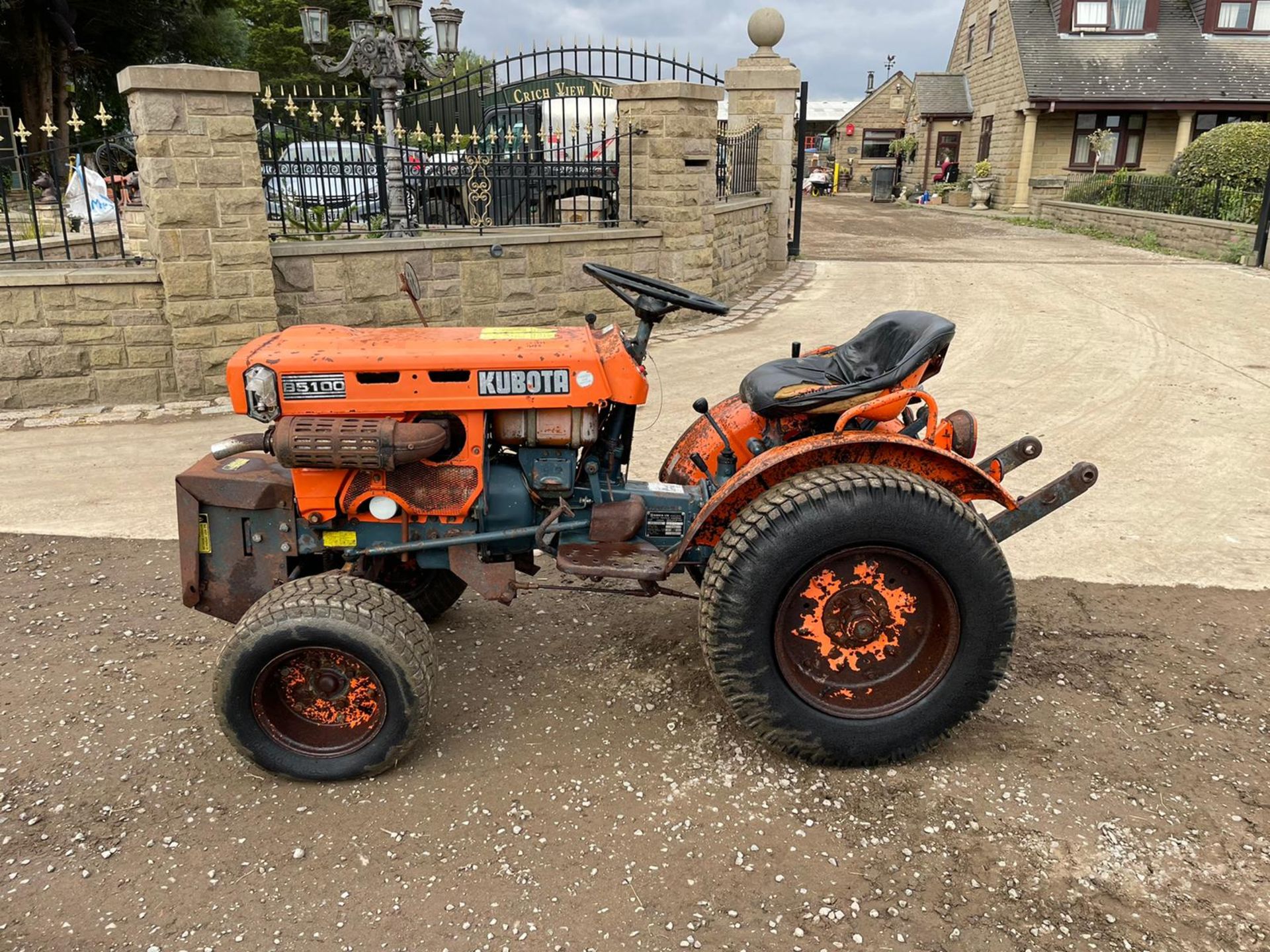 KUBOTA B5100 COMPACT TRACTOR WITH UNDERSLUNG DECK, RUNS DRIVES AND WORKS, GRASS TYRES *PLUS VAT* - Image 4 of 18